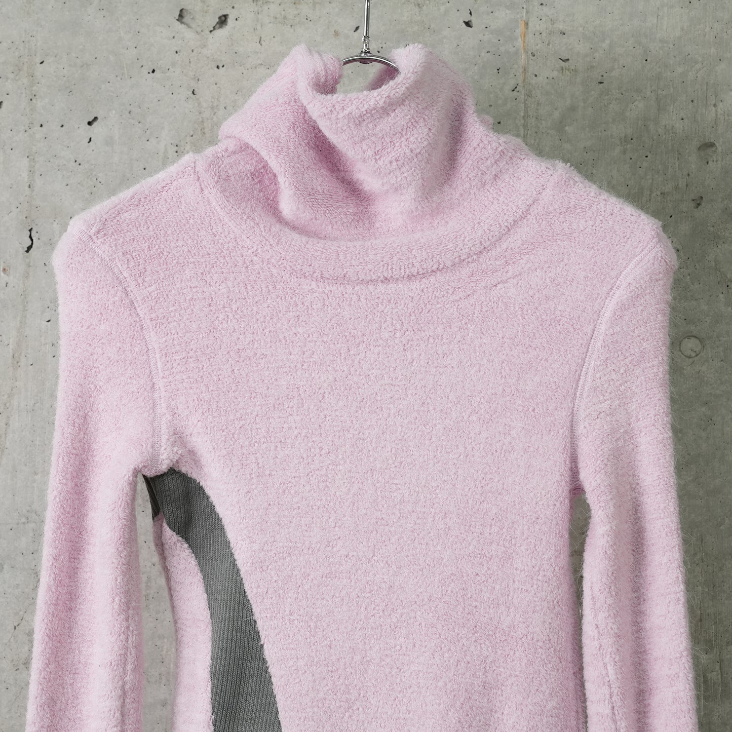 CURVED TURTLE NECK SWEATER / COTTON CANDY