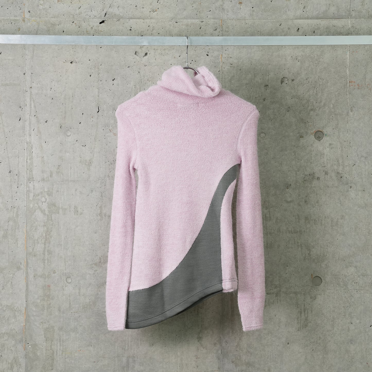 CURVED TURTLE NECK SWEATER / COTTON CANDY