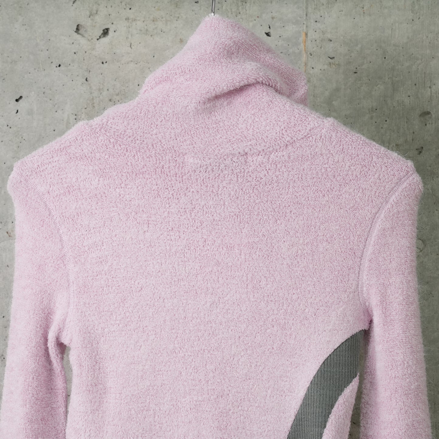 CURVED TURTLE NECK SWEATER / COTTON CANDY