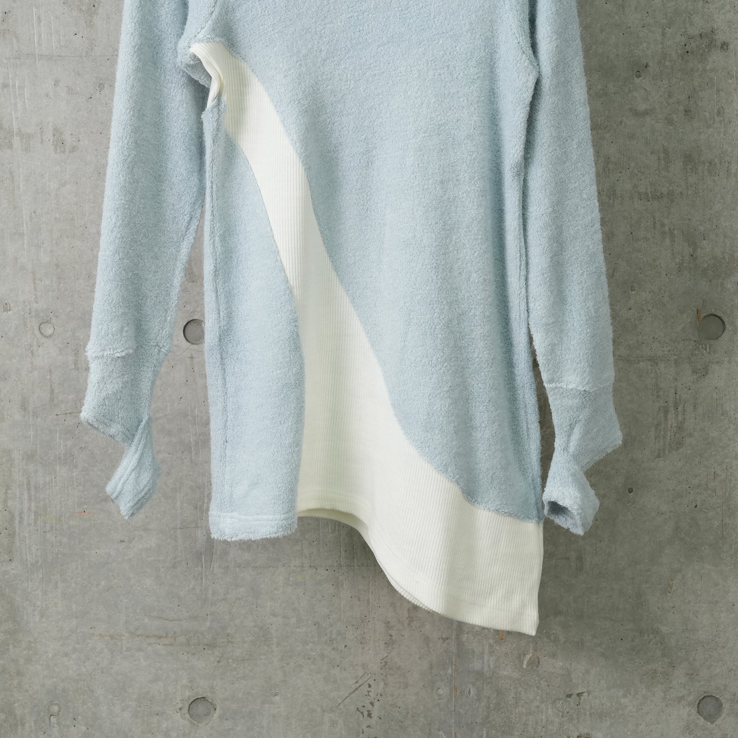 CURVED RAGLAN SWEATER / DAY SKY