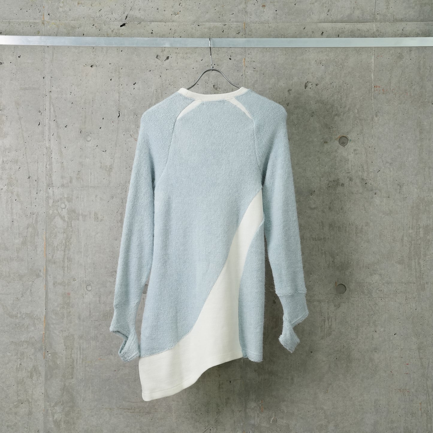 CURVED RAGLAN SWEATER / DAY SKY