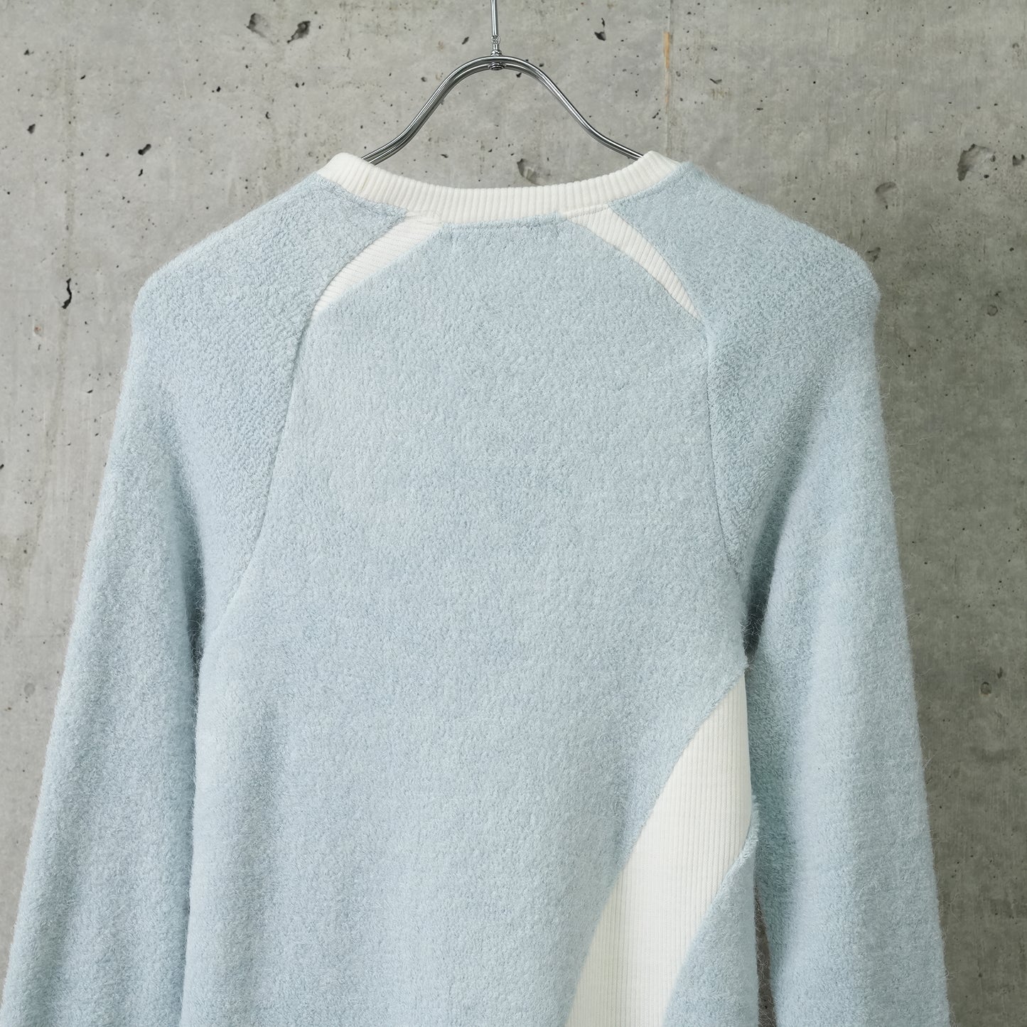 CURVED RAGLAN SWEATER / DAY SKY