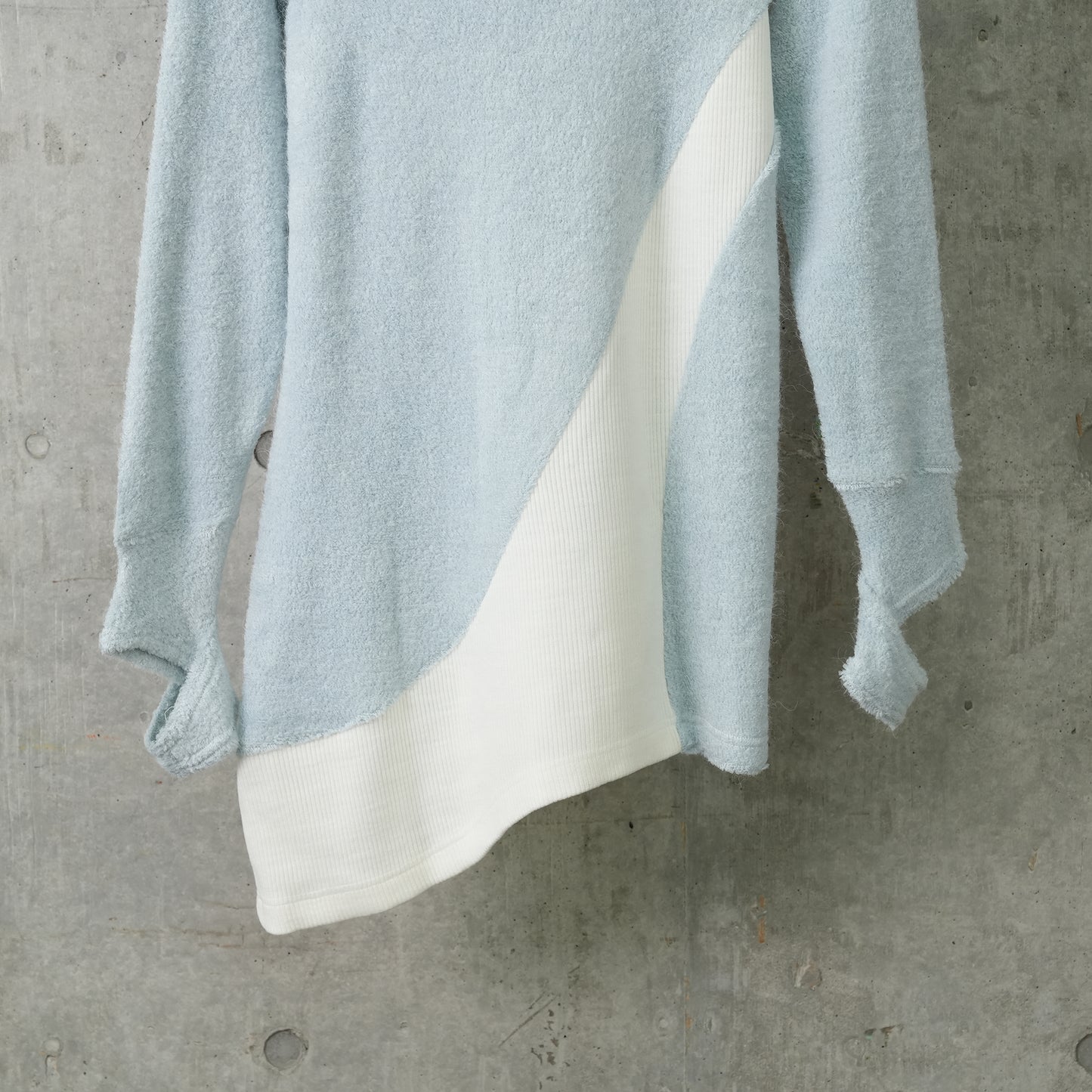 CURVED RAGLAN SWEATER / DAY SKY