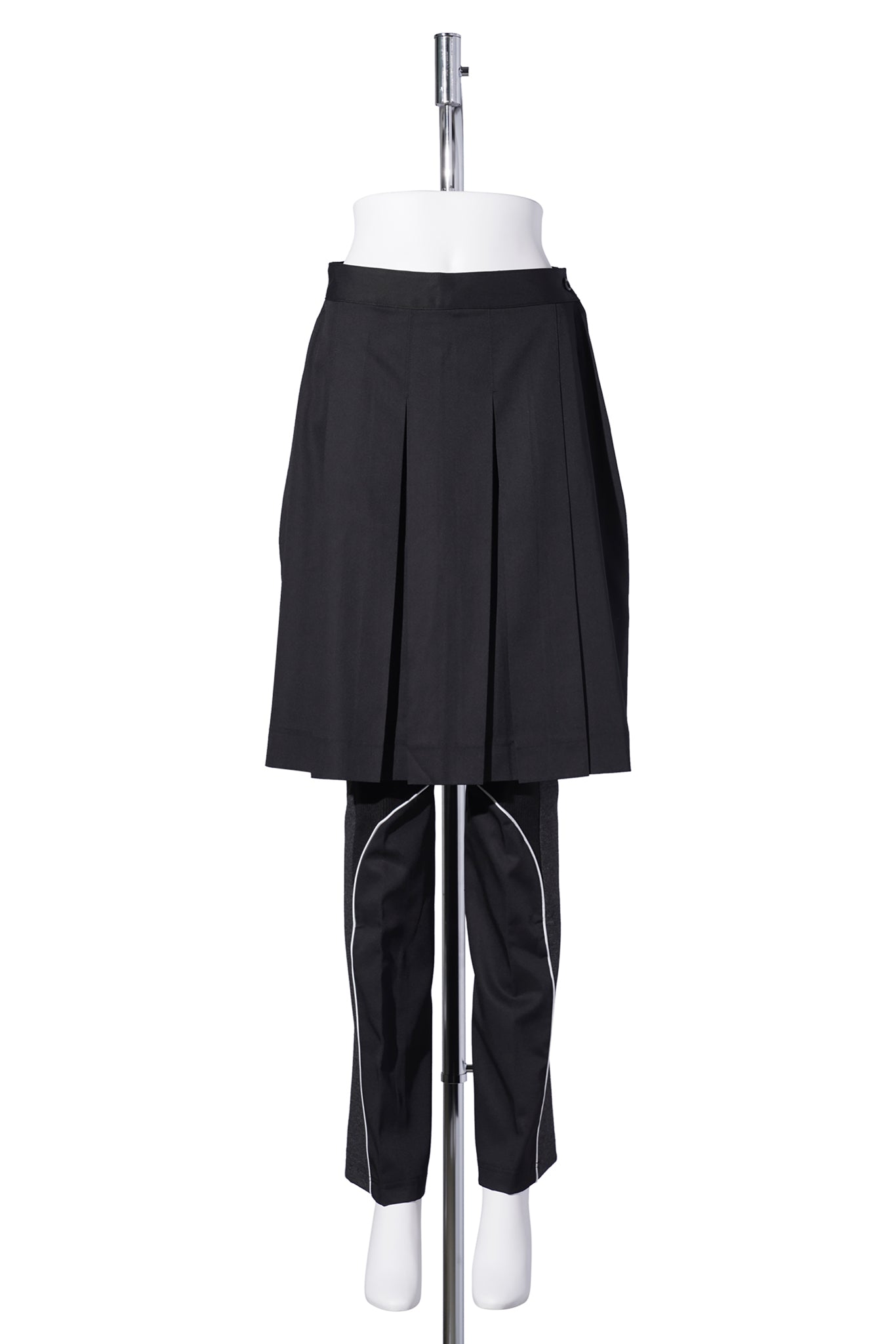 PLEATED SKIRT WITH LEG WARMERS / BLACK