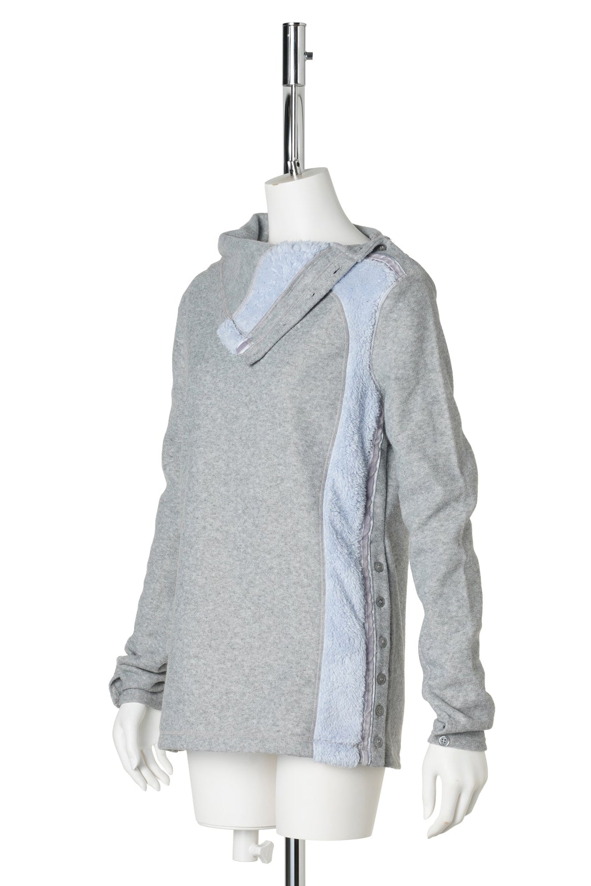 BUTTON POLAR NECK SWEATER / LIGHT GREY/LILAC