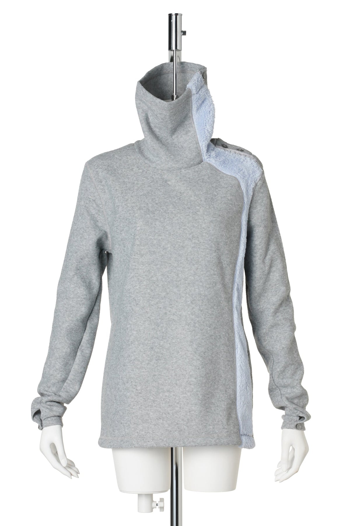 BUTTON POLAR NECK SWEATER / LIGHT GREY/LILAC
