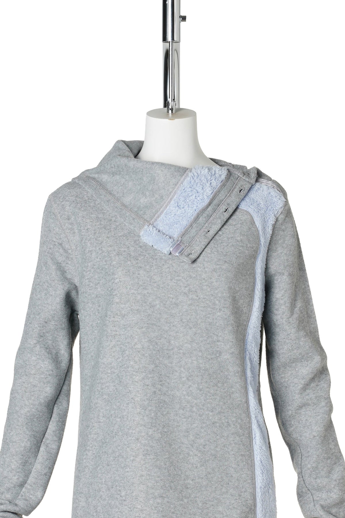 BUTTON POLAR NECK SWEATER / LIGHT GREY/LILAC