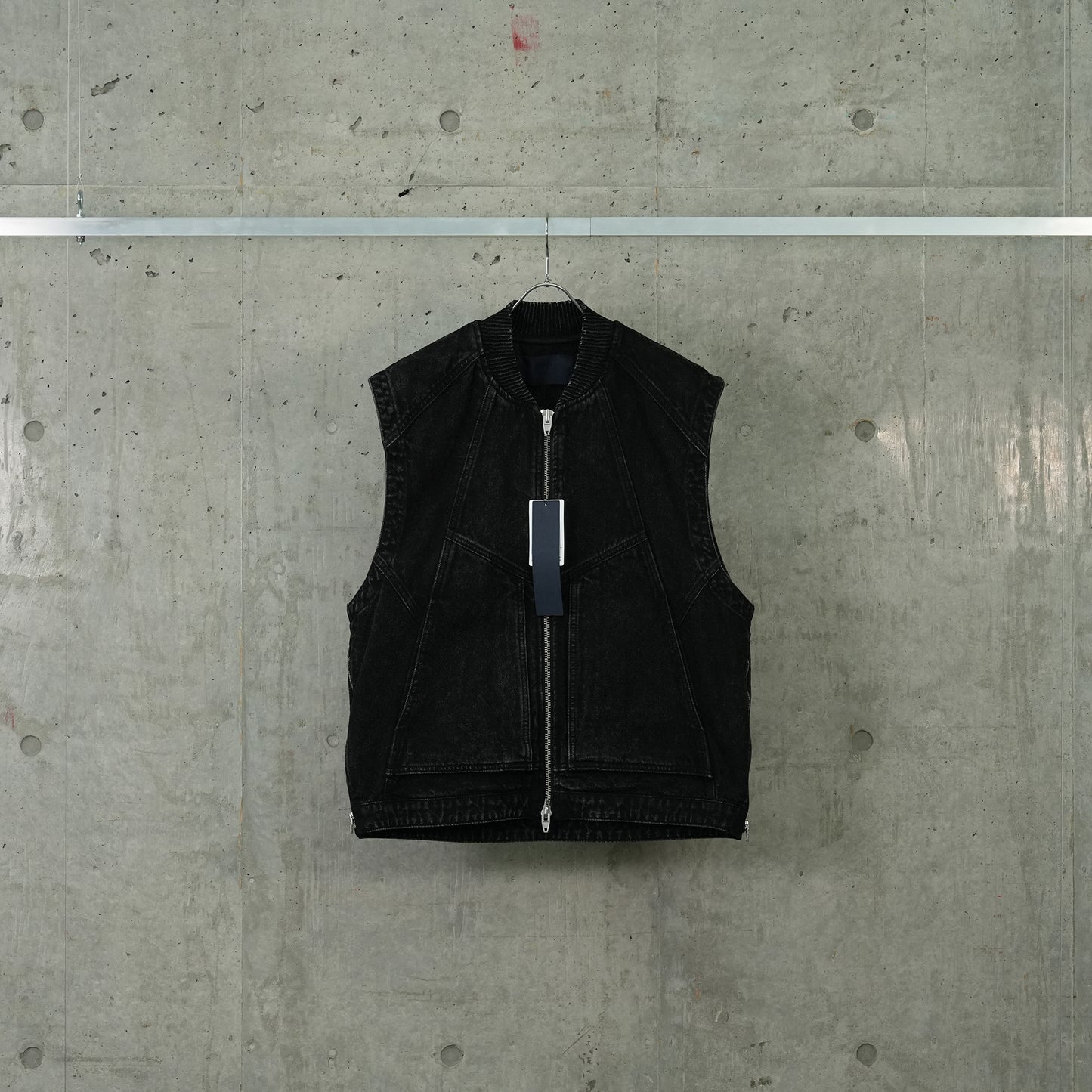 ZIP-UP VEST / BLACK