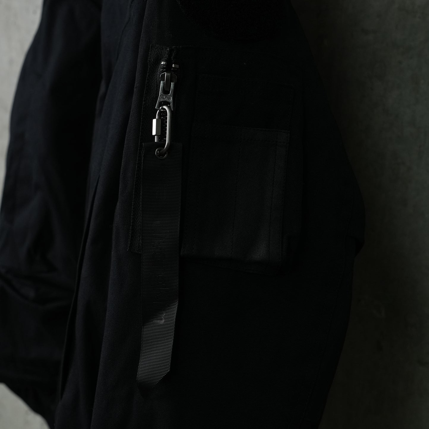 SUN-BLEACHED FISHTAIL COAT / BLACK