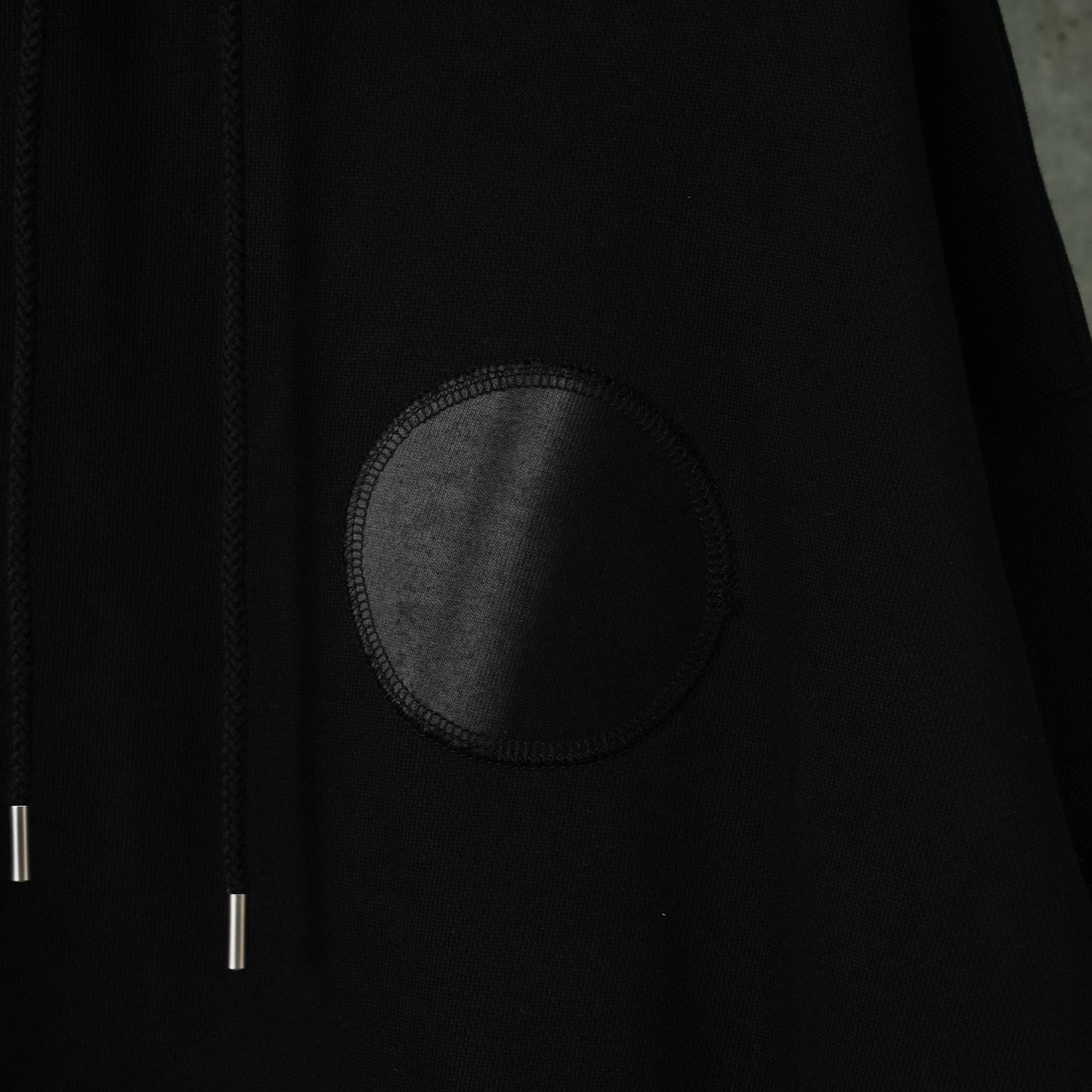 SUN-BLEACHED FISHTAIL HOODIE / BLACK