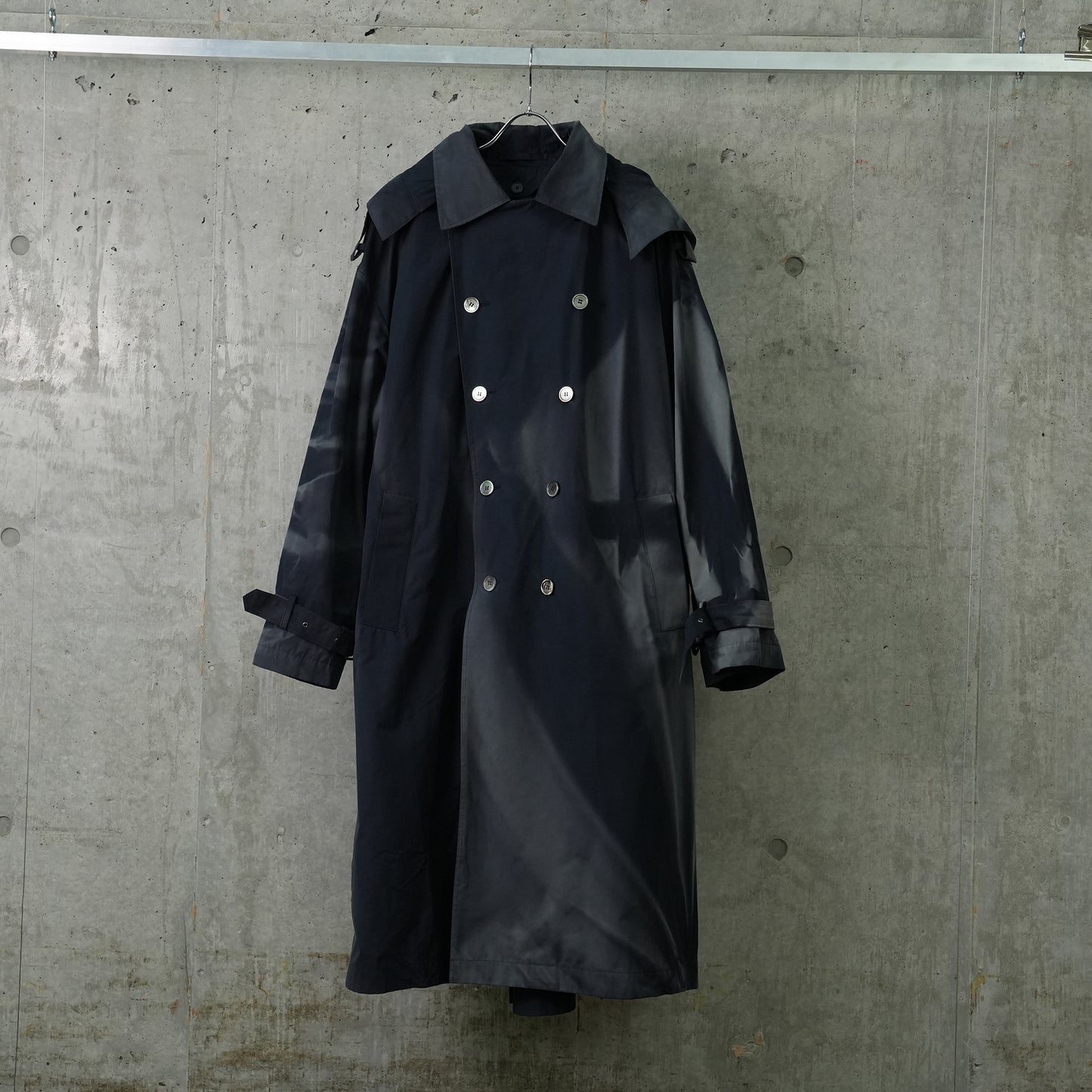 SUN-BLEACHED BELTED TRENCH JACKET / NAVY