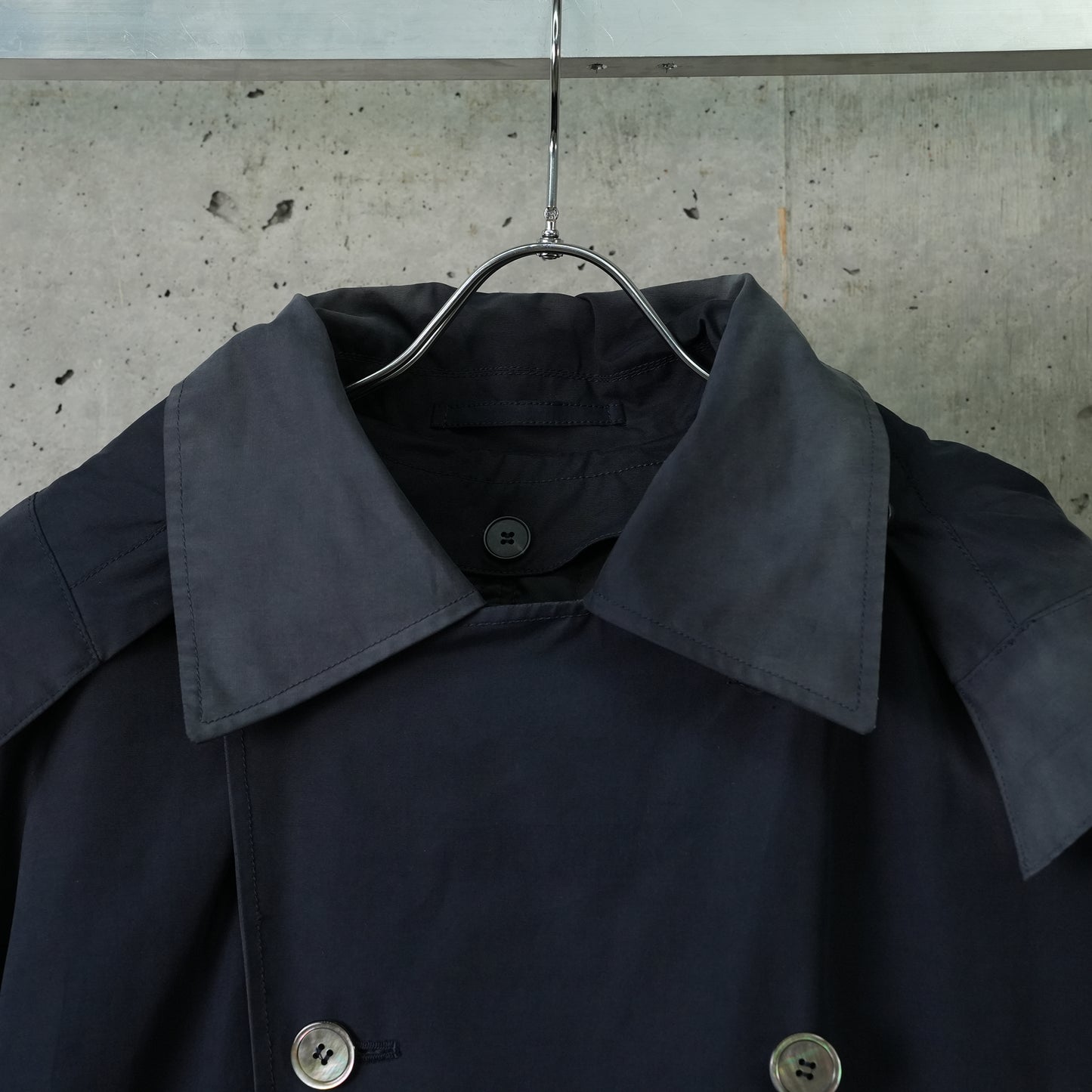 SUN-BLEACHED BELTED TRENCH JACKET / NAVY