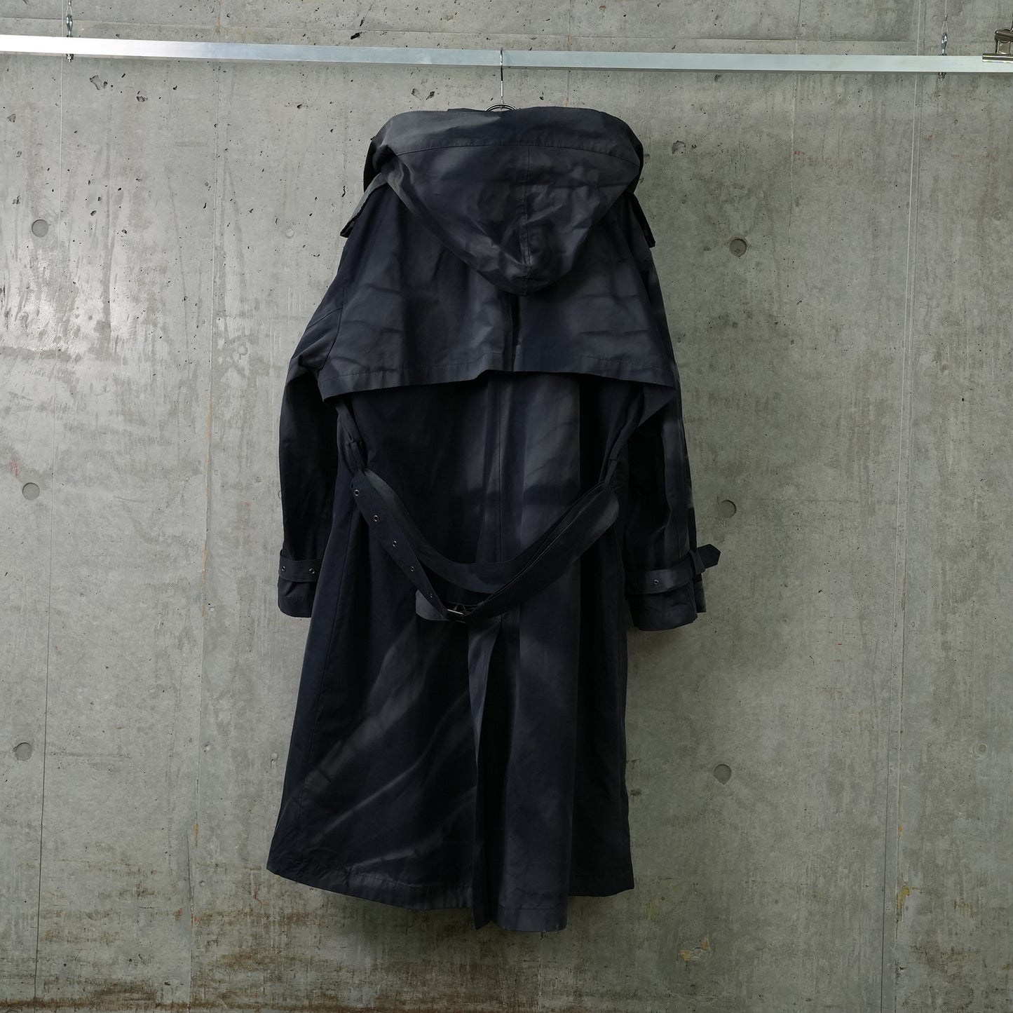 SUN-BLEACHED BELTED TRENCH JACKET / NAVY