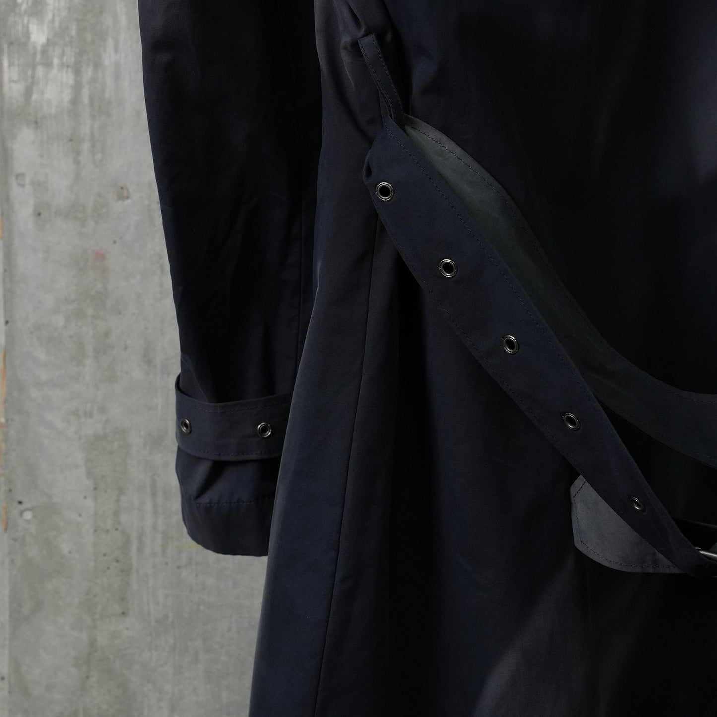 SUN-BLEACHED BELTED TRENCH JACKET / NAVY