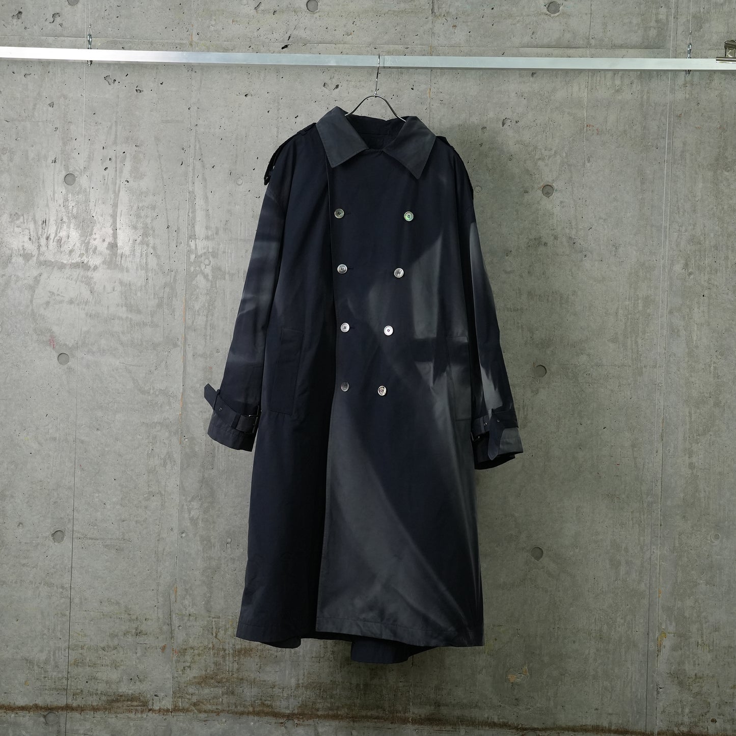 SUN-BLEACHED BELTED TRENCH JACKET / NAVY