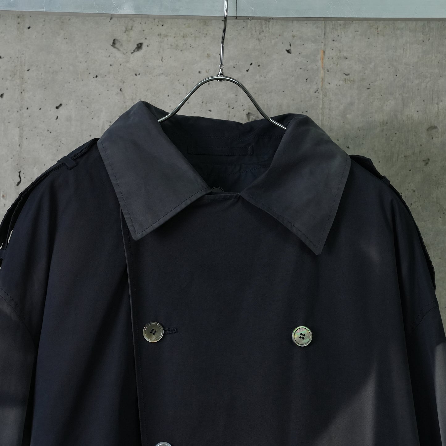 SUN-BLEACHED BELTED TRENCH JACKET / NAVY