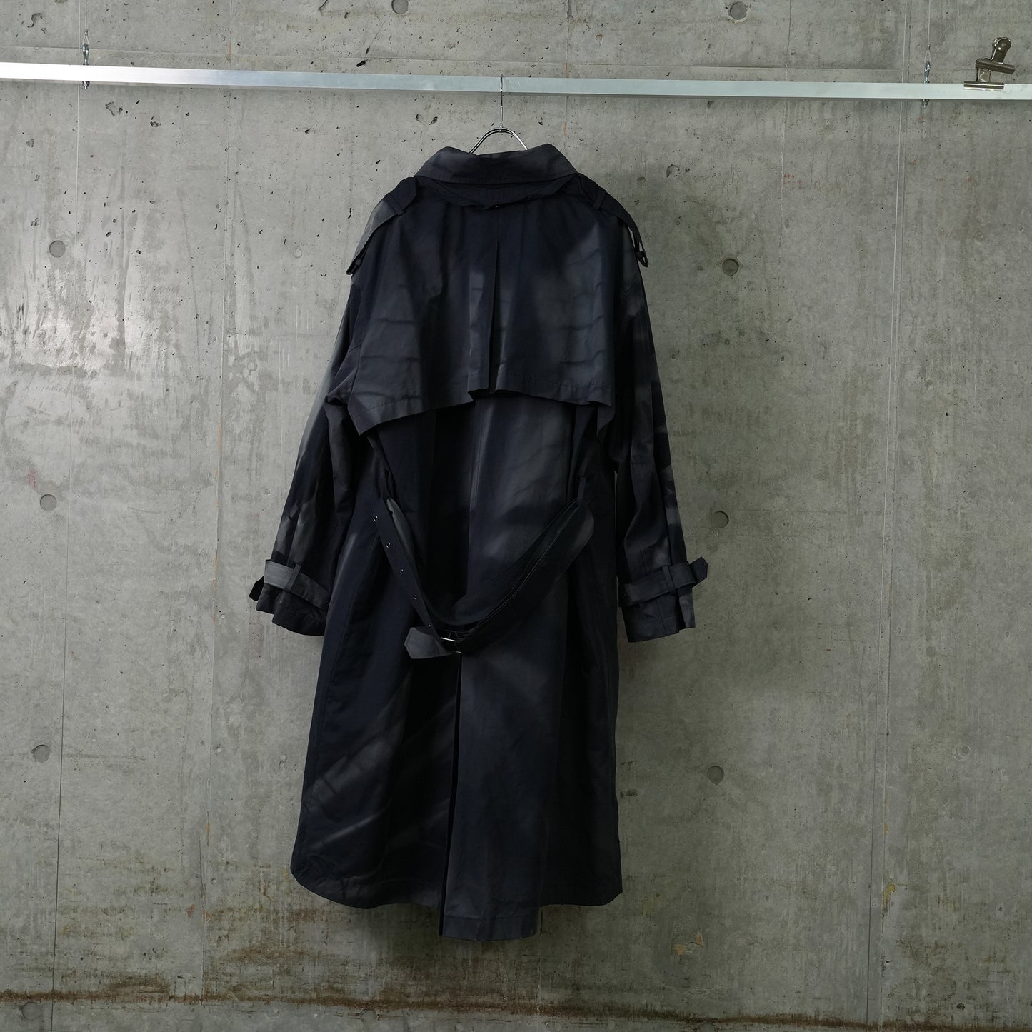 SUN-BLEACHED BELTED TRENCH JACKET / NAVY