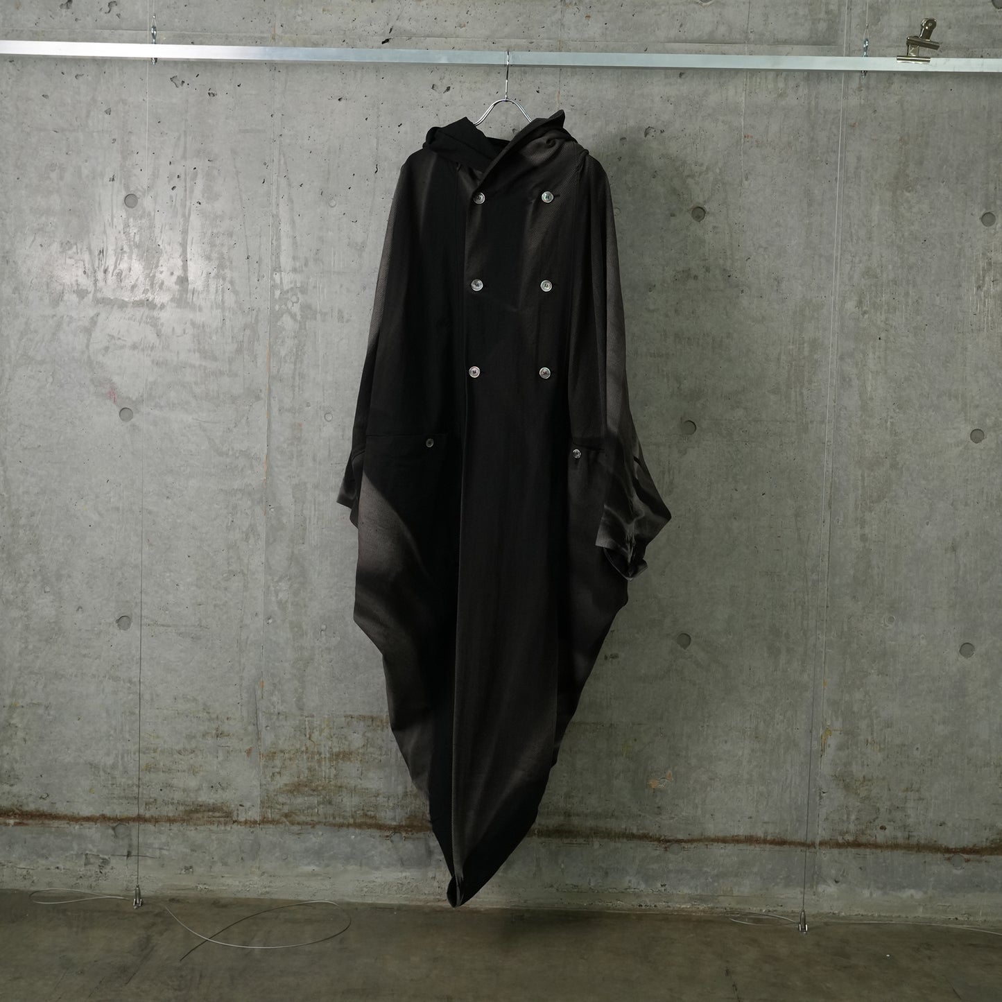 SUN-BLEACHED DRAPED COAT / BLACK