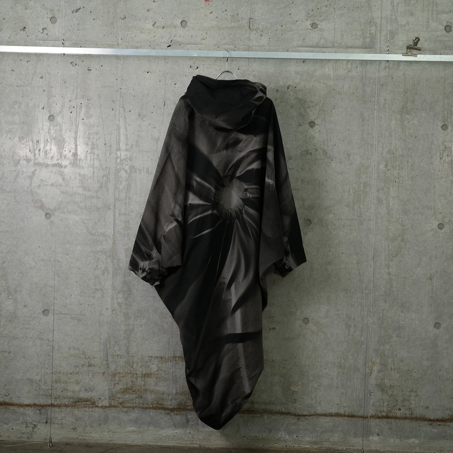 SUN-BLEACHED DRAPED COAT / BLACK