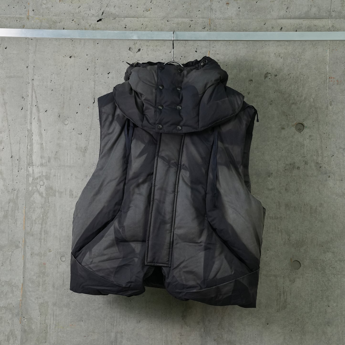 SUN-BLEACHED DETACHABLE HOODED DOWN VEST / DARK GREY