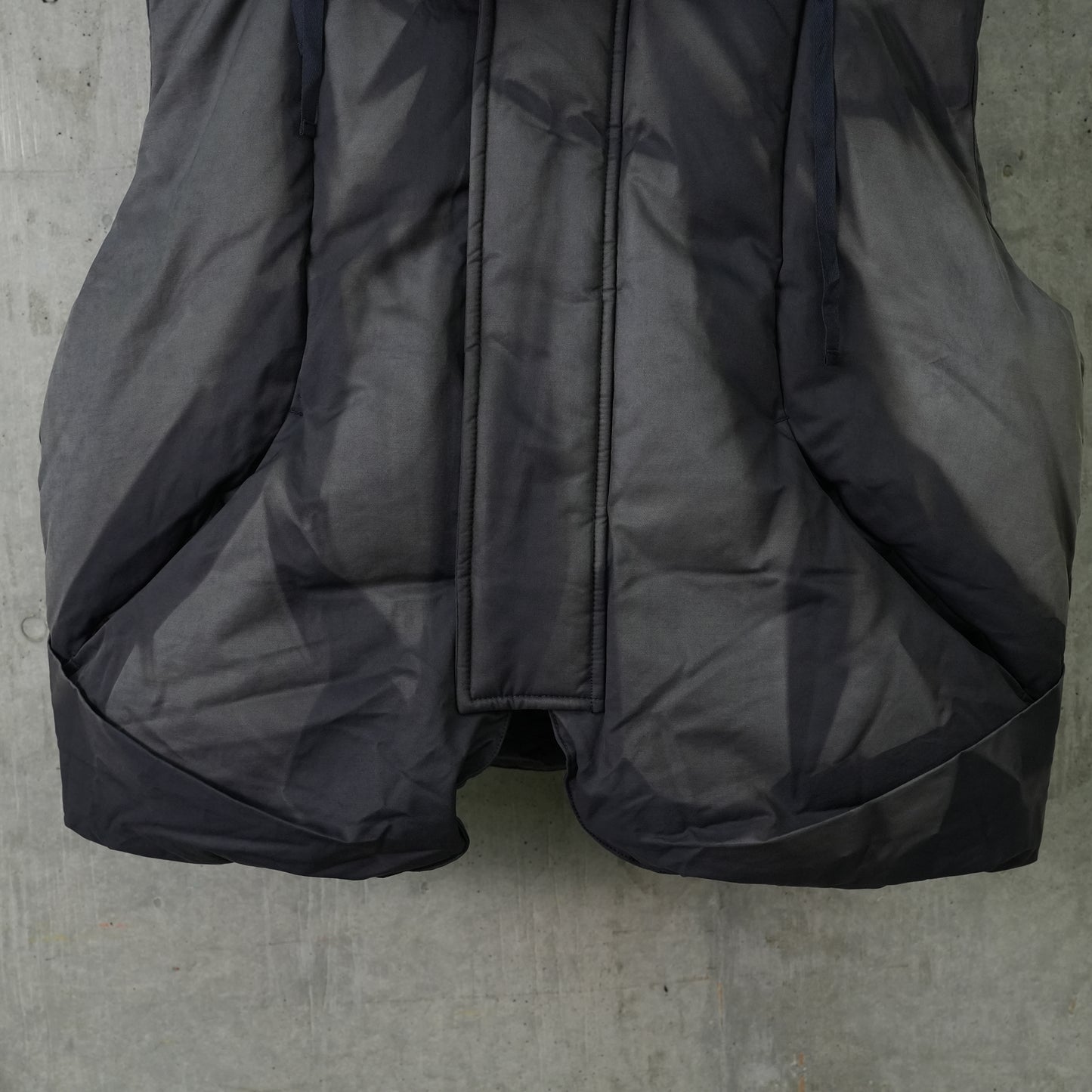 SUN-BLEACHED DETACHABLE HOODED DOWN VEST / DARK GREY