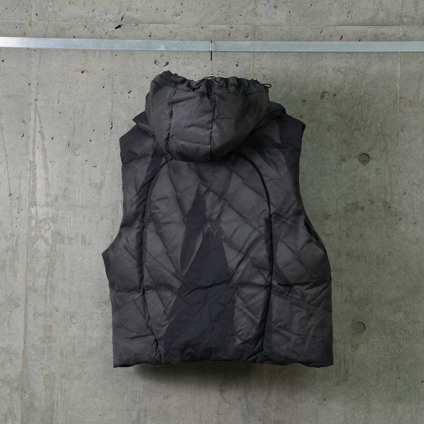 SUN-BLEACHED DETACHABLE HOODED DOWN VEST / DARK GREY