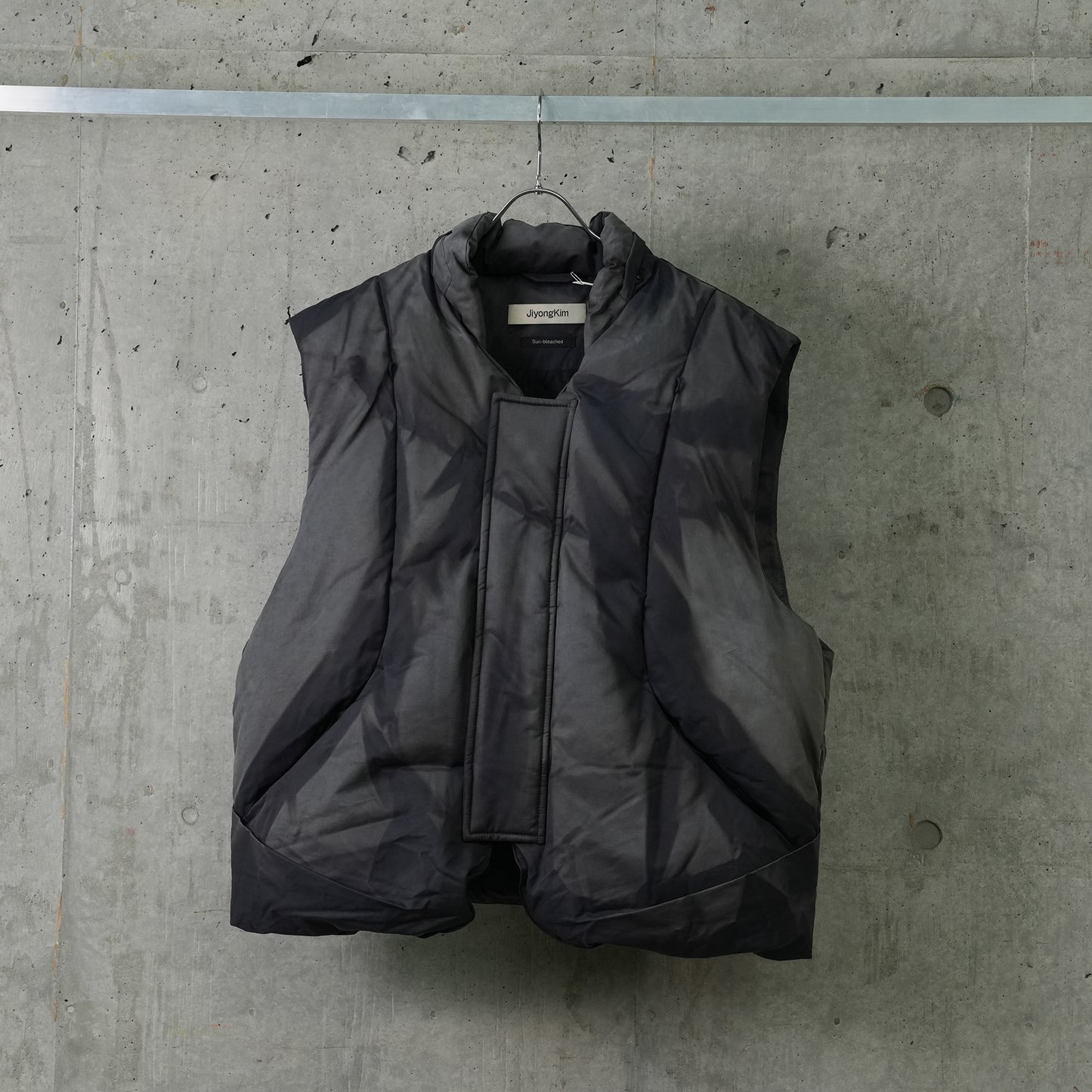 SUN-BLEACHED DETACHABLE HOODED DOWN VEST / DARK GREY