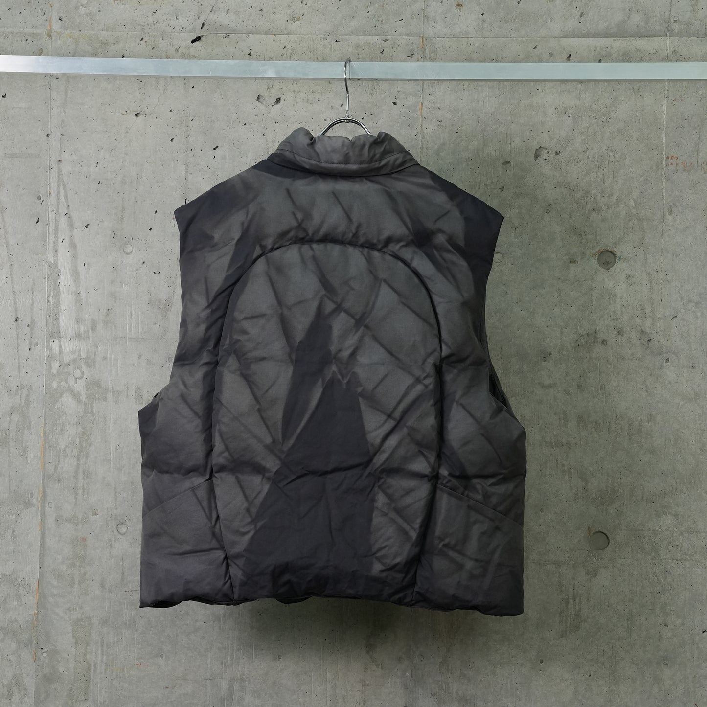 SUN-BLEACHED DETACHABLE HOODED DOWN VEST / DARK GREY