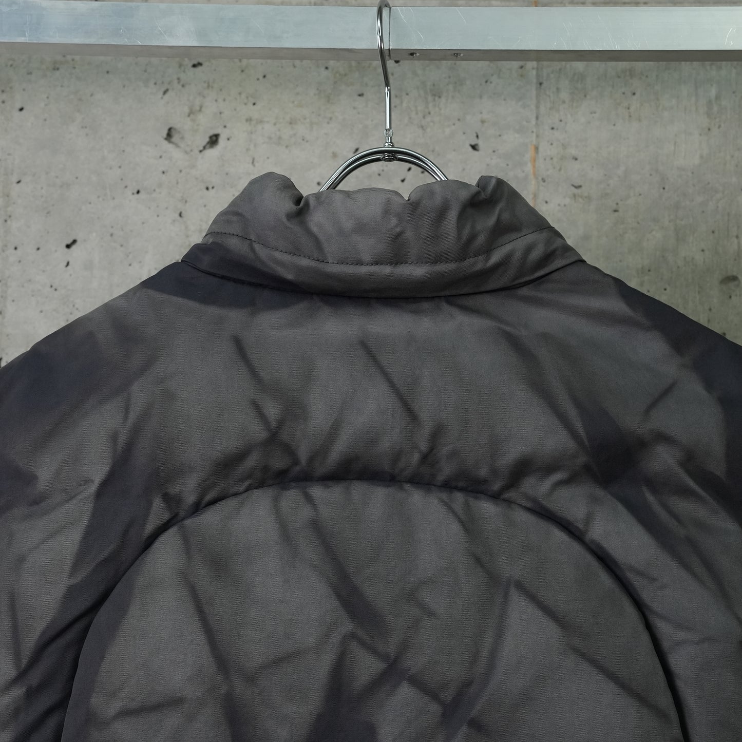 SUN-BLEACHED DETACHABLE HOODED DOWN VEST / DARK GREY