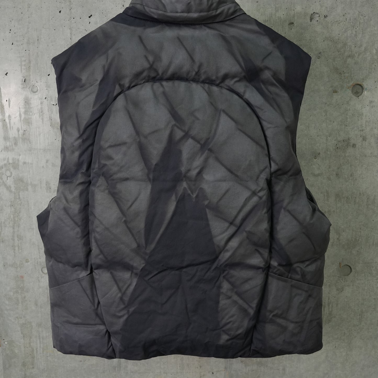 SUN-BLEACHED DETACHABLE HOODED DOWN VEST / DARK GREY