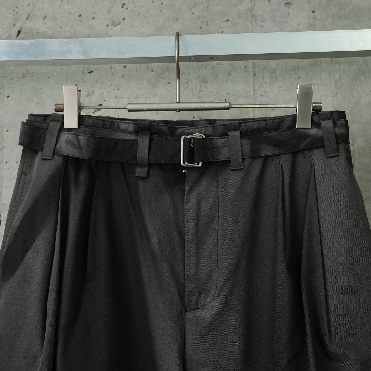 SUN-BLEACHED BELTED WIDE TROUSERS / BLACK