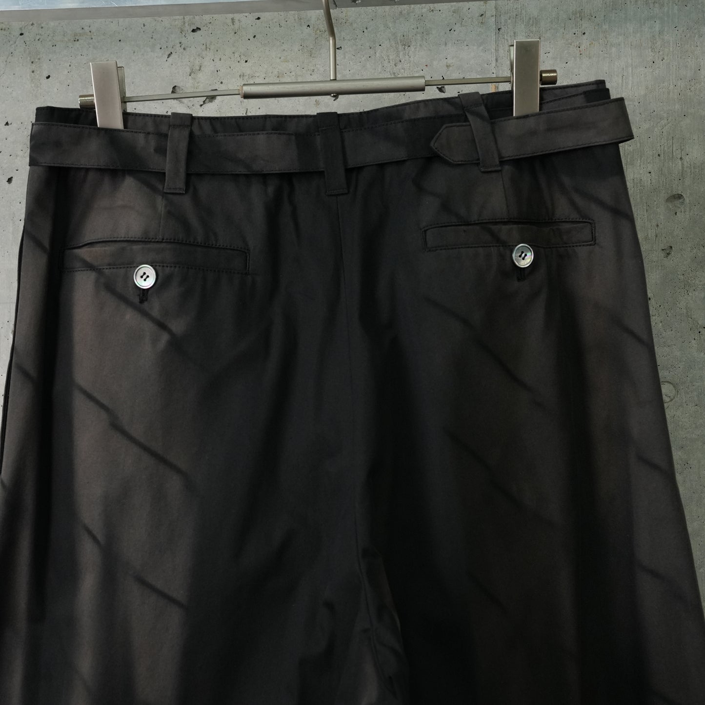 SUN-BLEACHED BELTED WIDE TROUSERS / BLACK