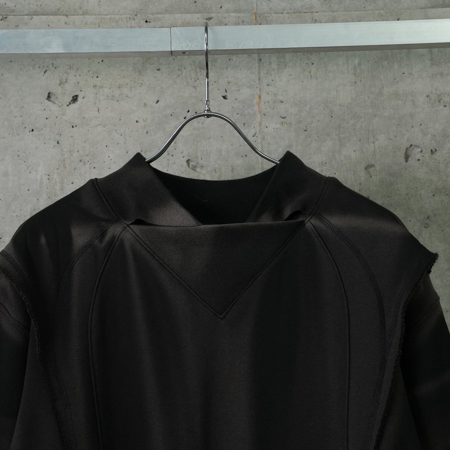 SUN-BLEACHED TWISTED SWEATSHIRT / BLACK