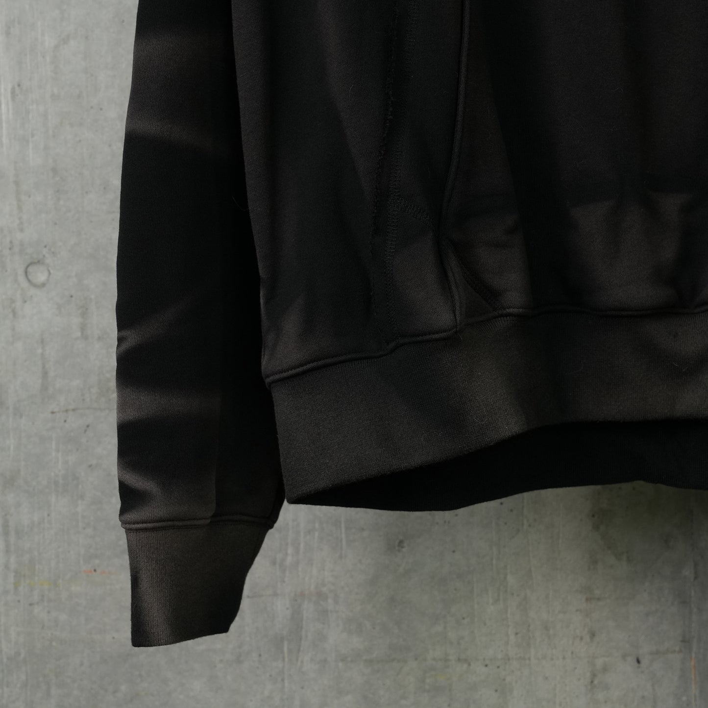 SUN-BLEACHED TWISTED SWEATSHIRT / BLACK