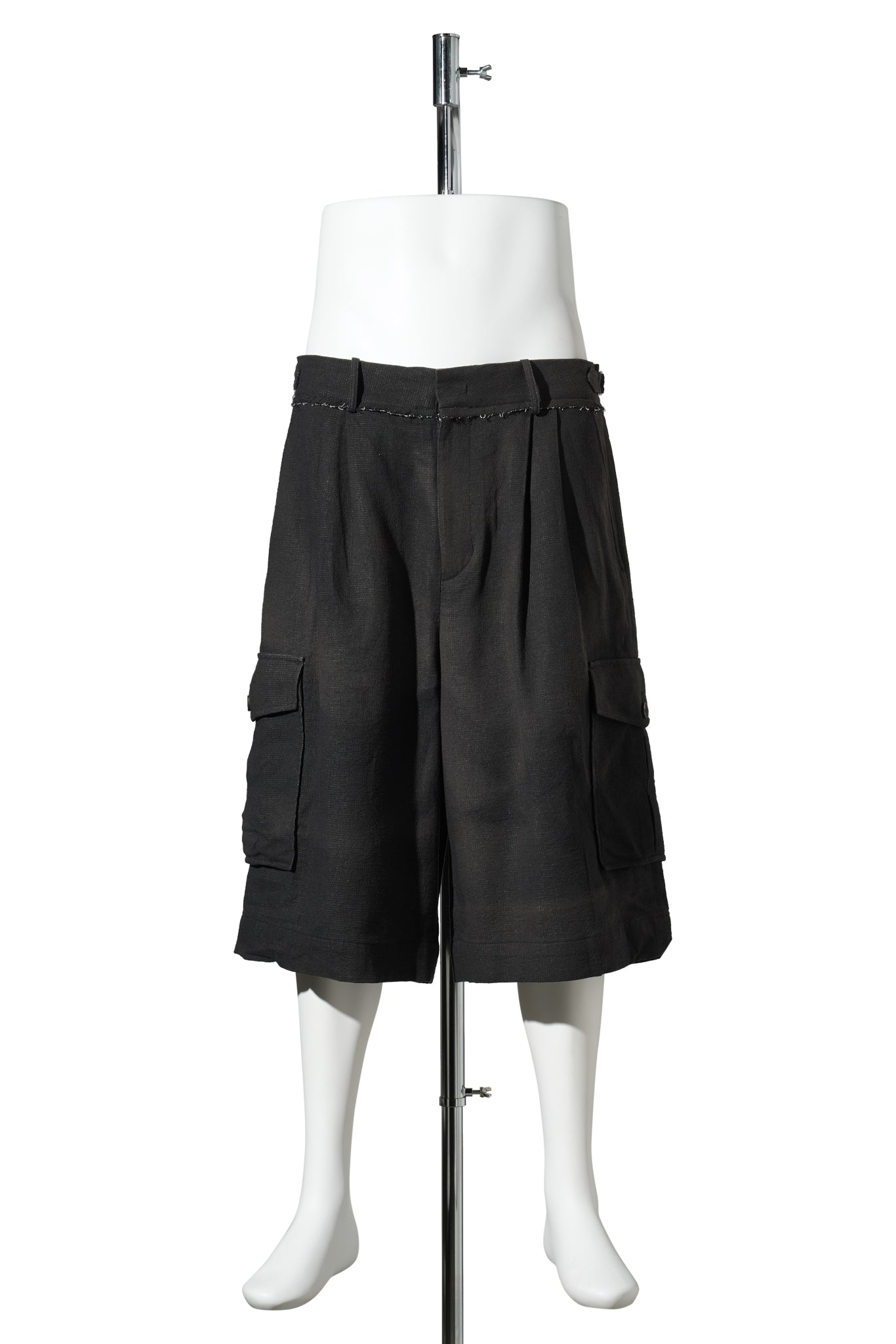 SUN-BLEACHED MULTI POCKET HALF TROUSERS / BLACK