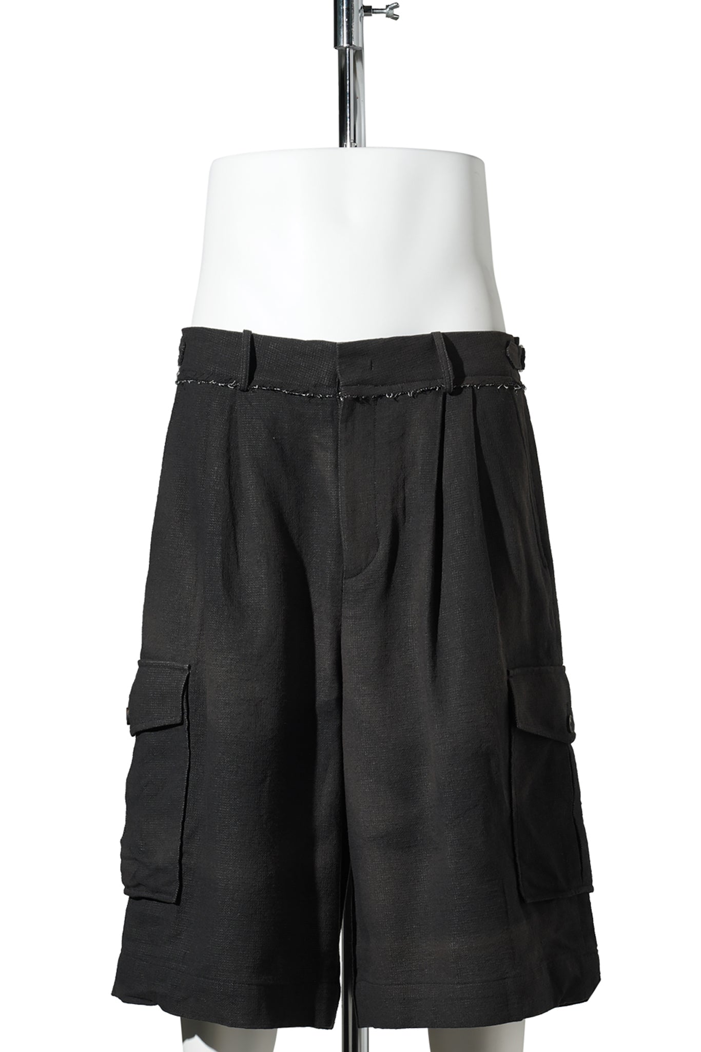 SUN-BLEACHED MULTI POCKET HALF TROUSERS / BLACK
