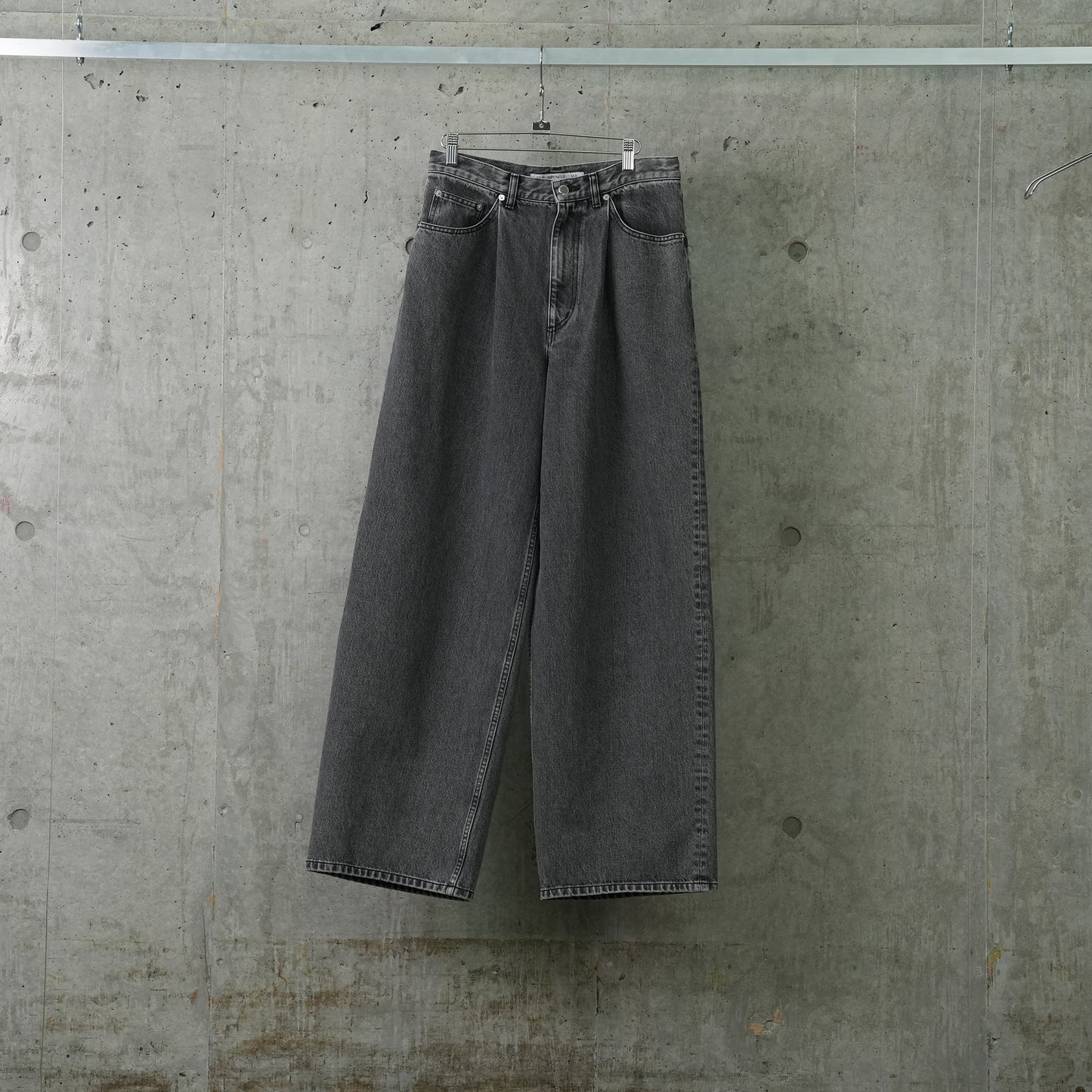 WASHED DENIM TUCKED WIDE JEANS / BLACK