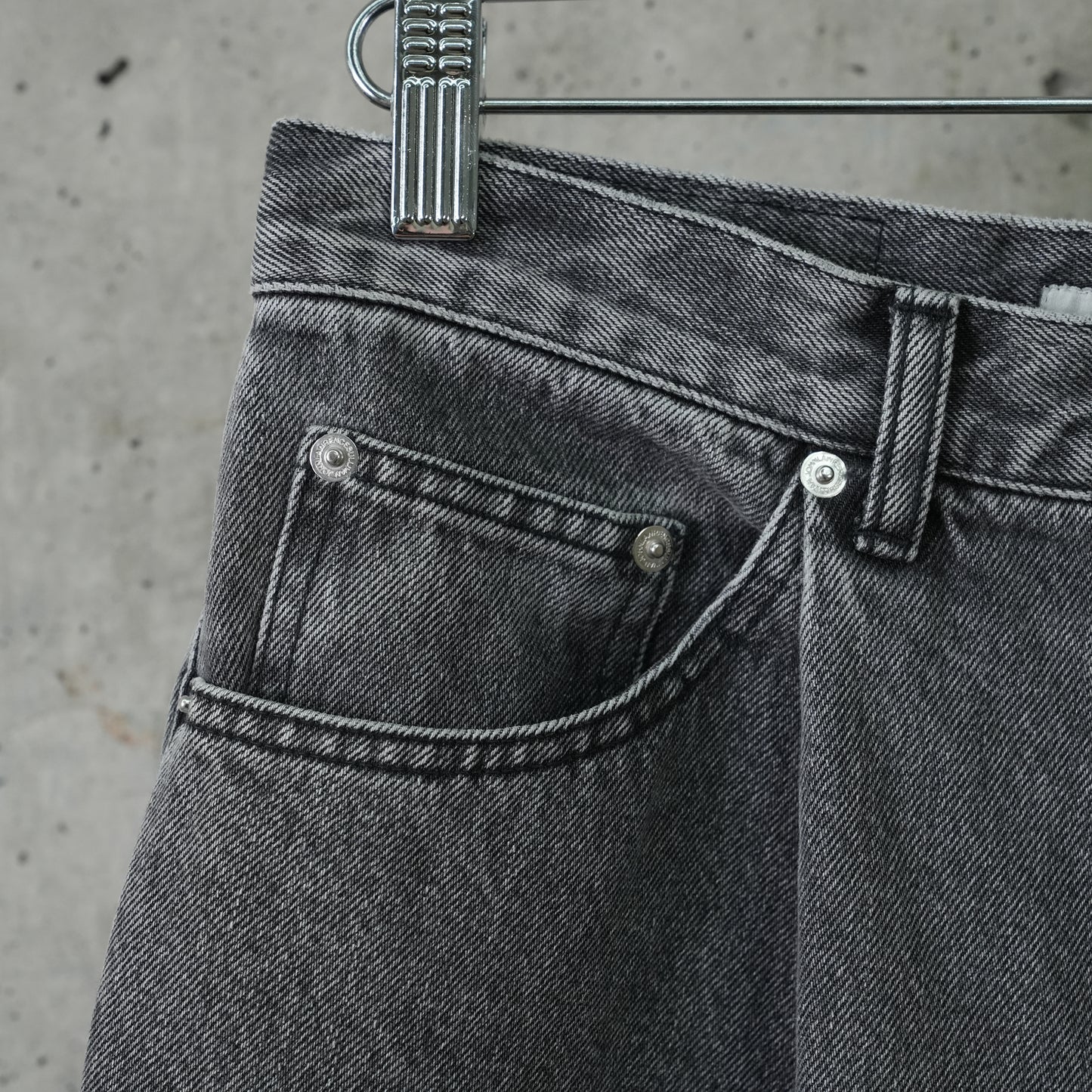 WASHED DENIM TUCKED WIDE JEANS / BLACK