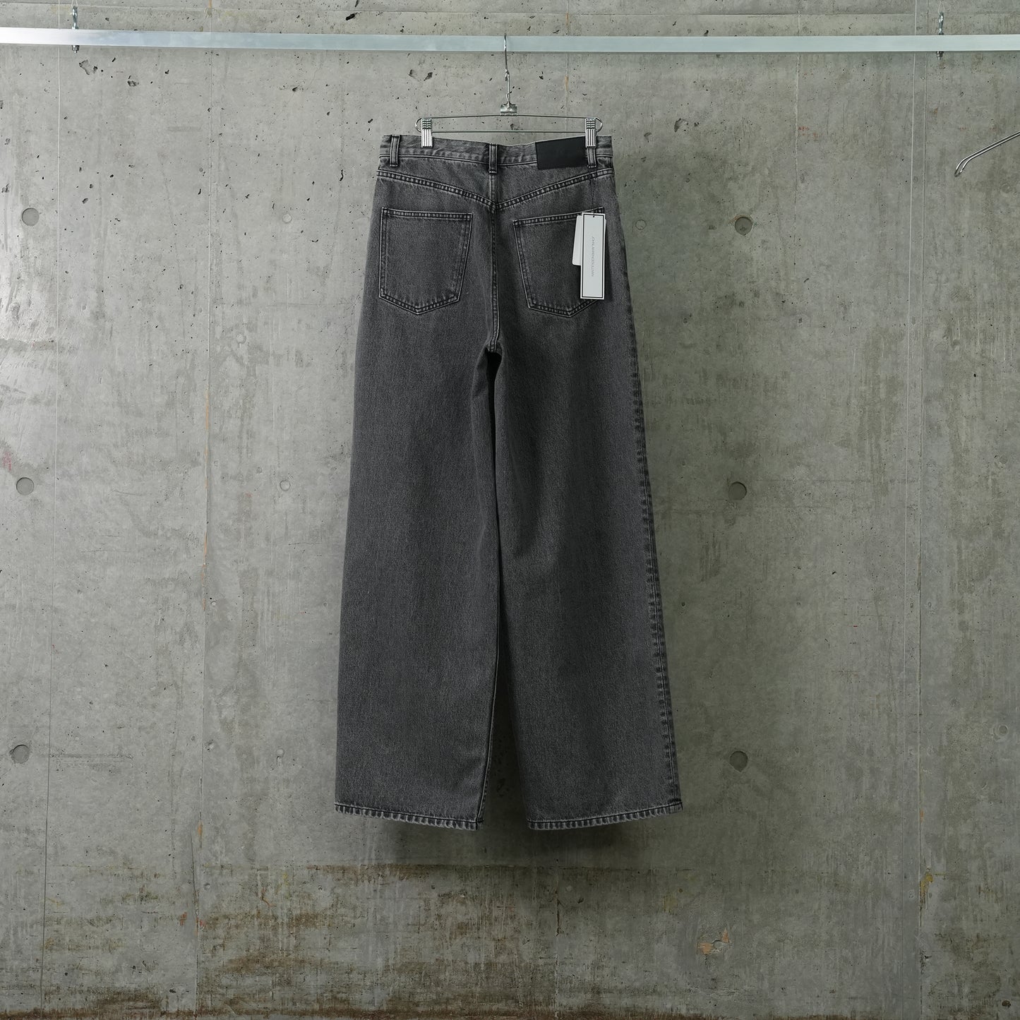 WASHED DENIM TUCKED WIDE JEANS / BLACK