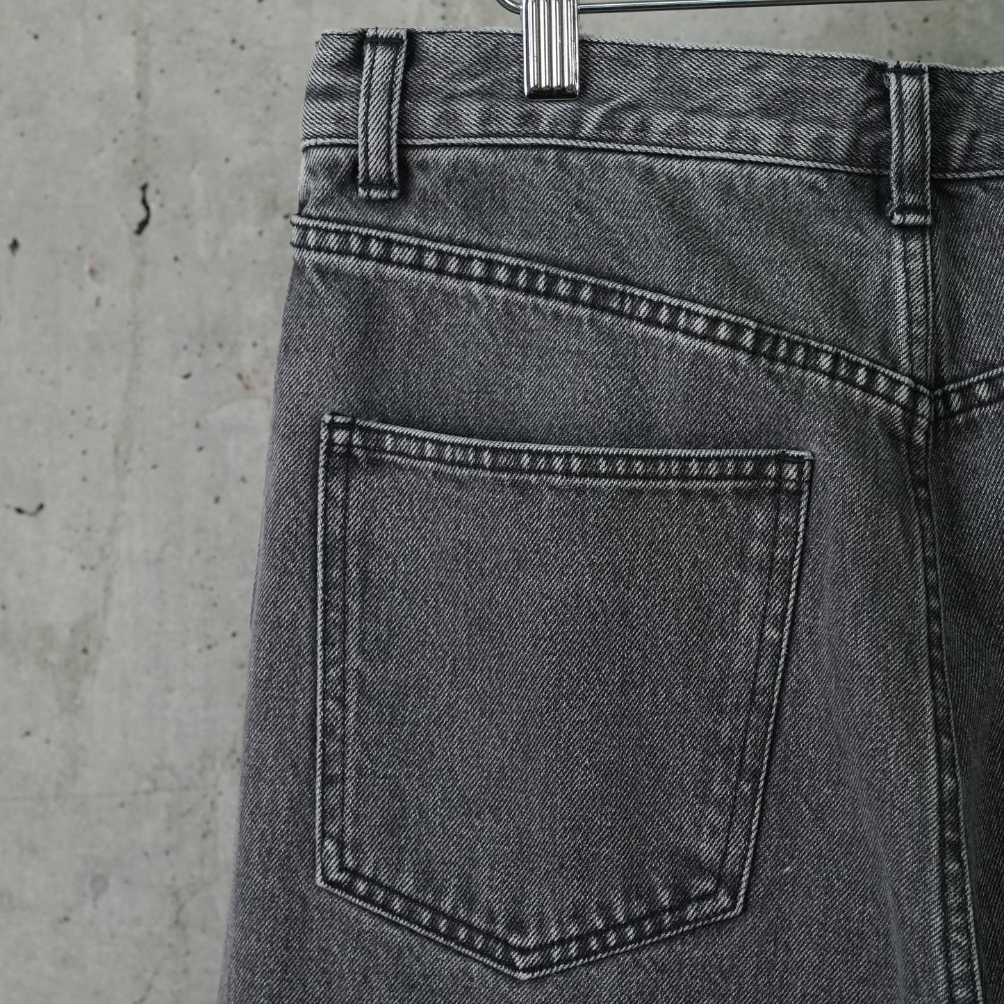 WASHED DENIM TUCKED WIDE JEANS / BLACK