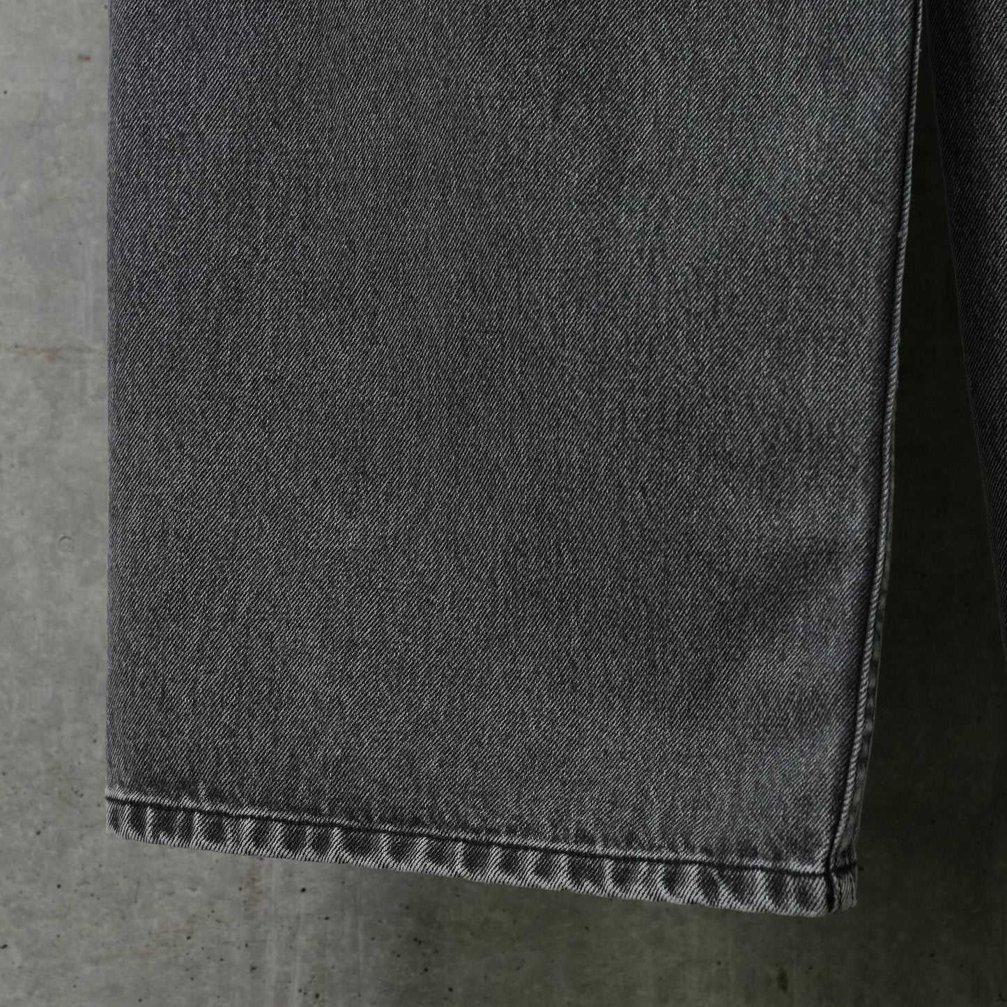 WASHED DENIM TUCKED WIDE JEANS / BLACK