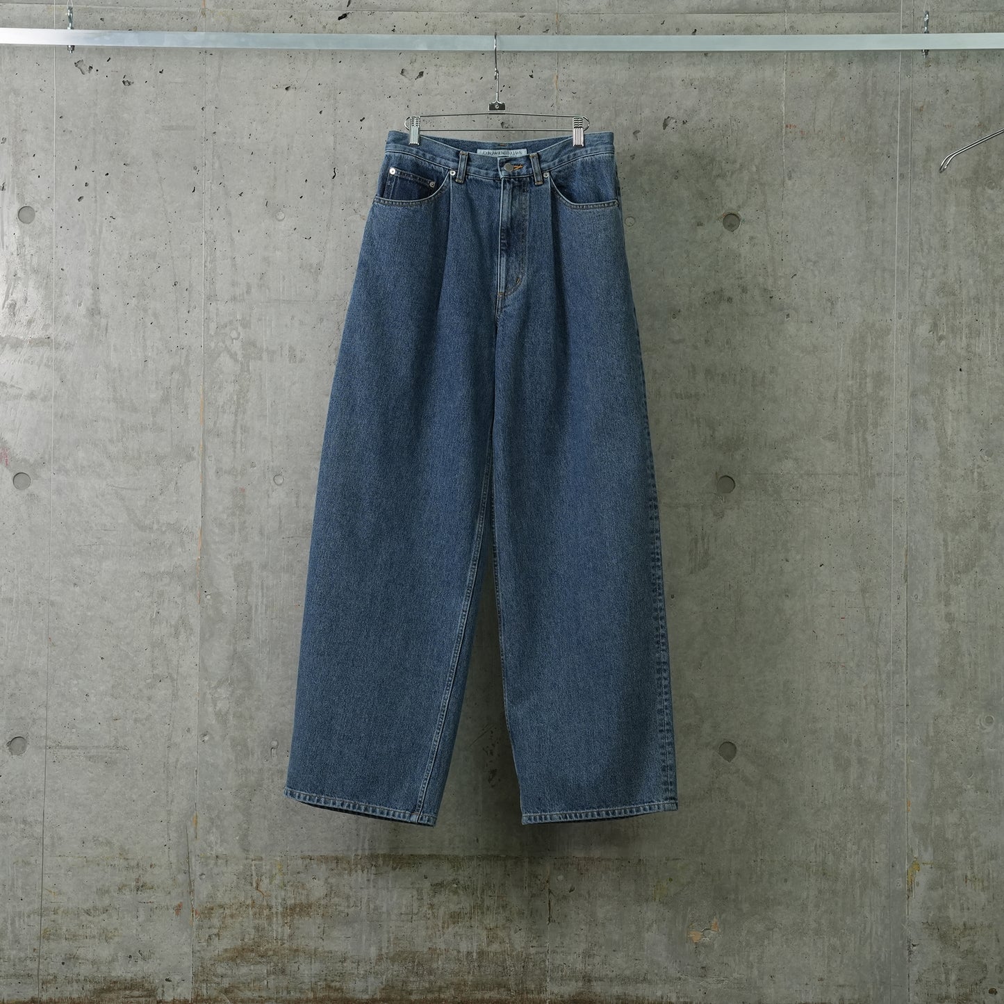 WASHED DENIM TUCKED WIDE JEANS / INDIGO