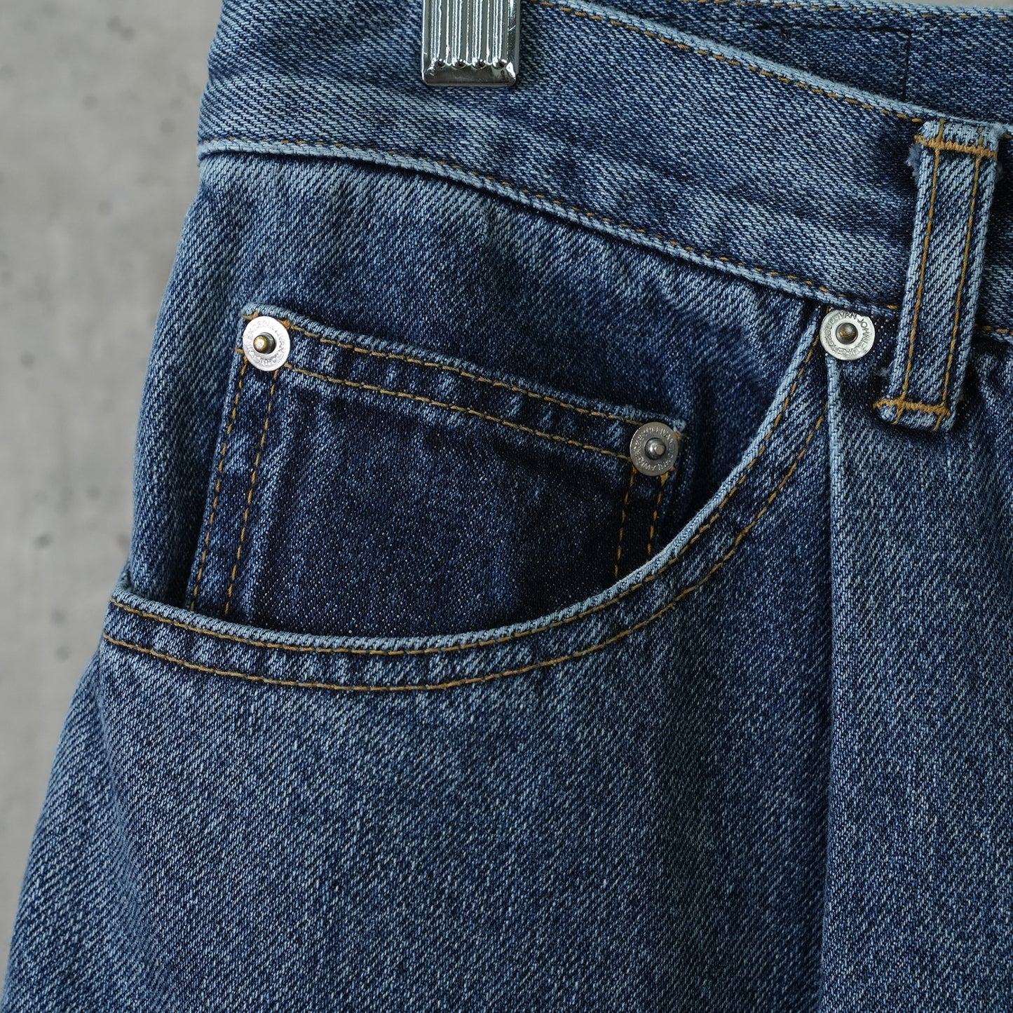 WASHED DENIM TUCKED WIDE JEANS / INDIGO