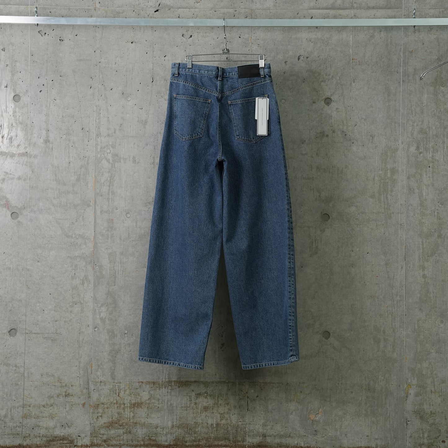 WASHED DENIM TUCKED WIDE JEANS / INDIGO