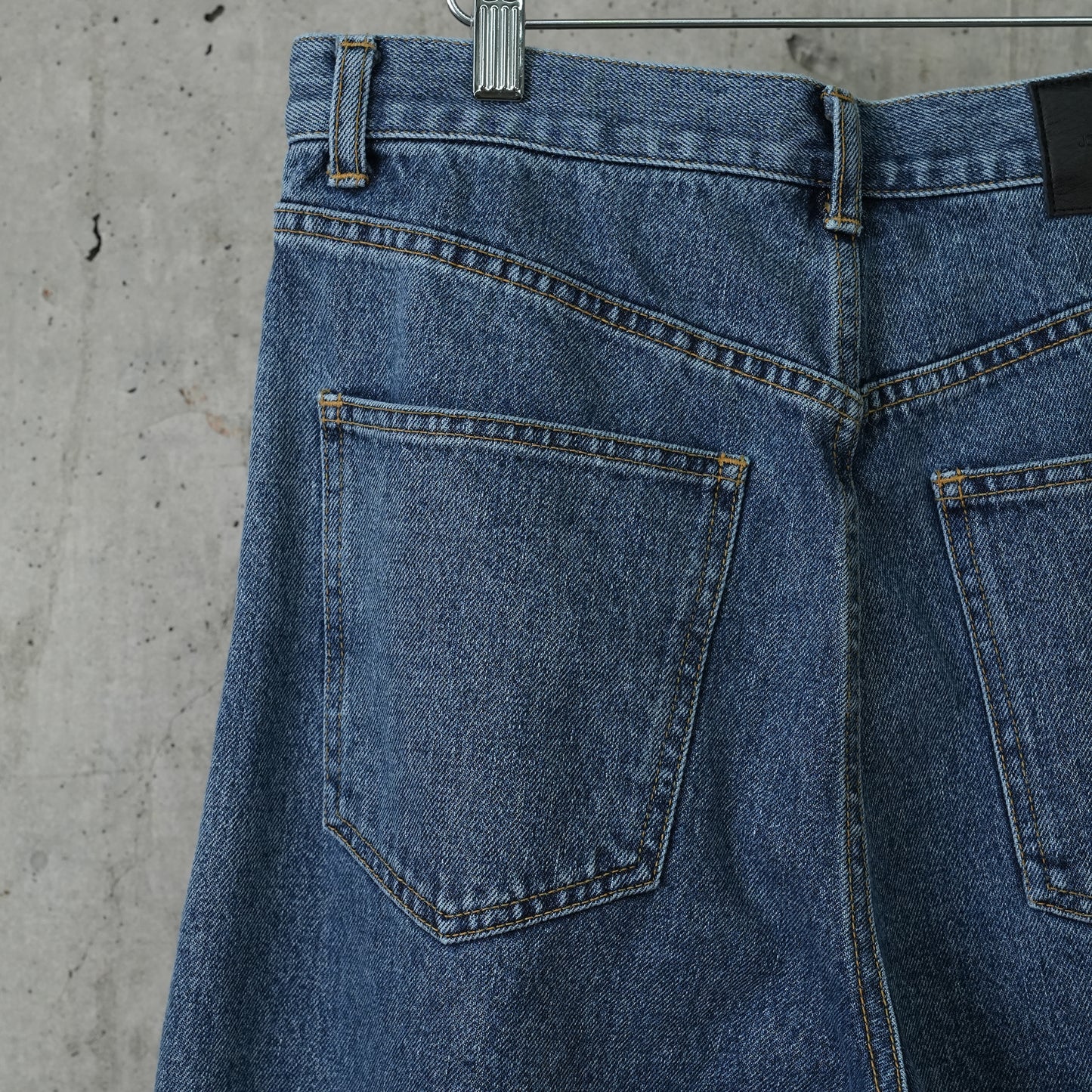 WASHED DENIM TUCKED WIDE JEANS / INDIGO