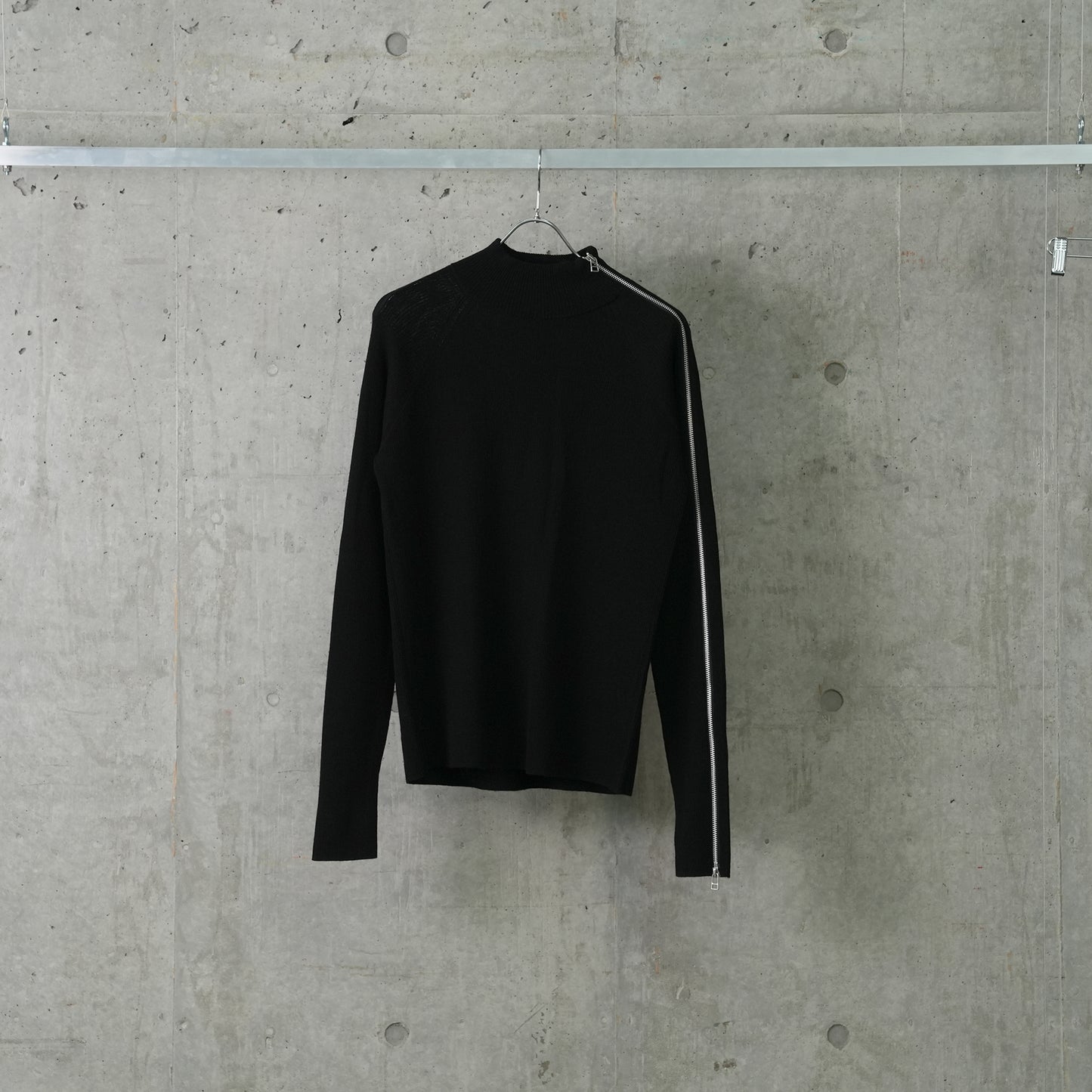 ZIPPED SLEEVE MOCK NECK SWEATER / BLACK