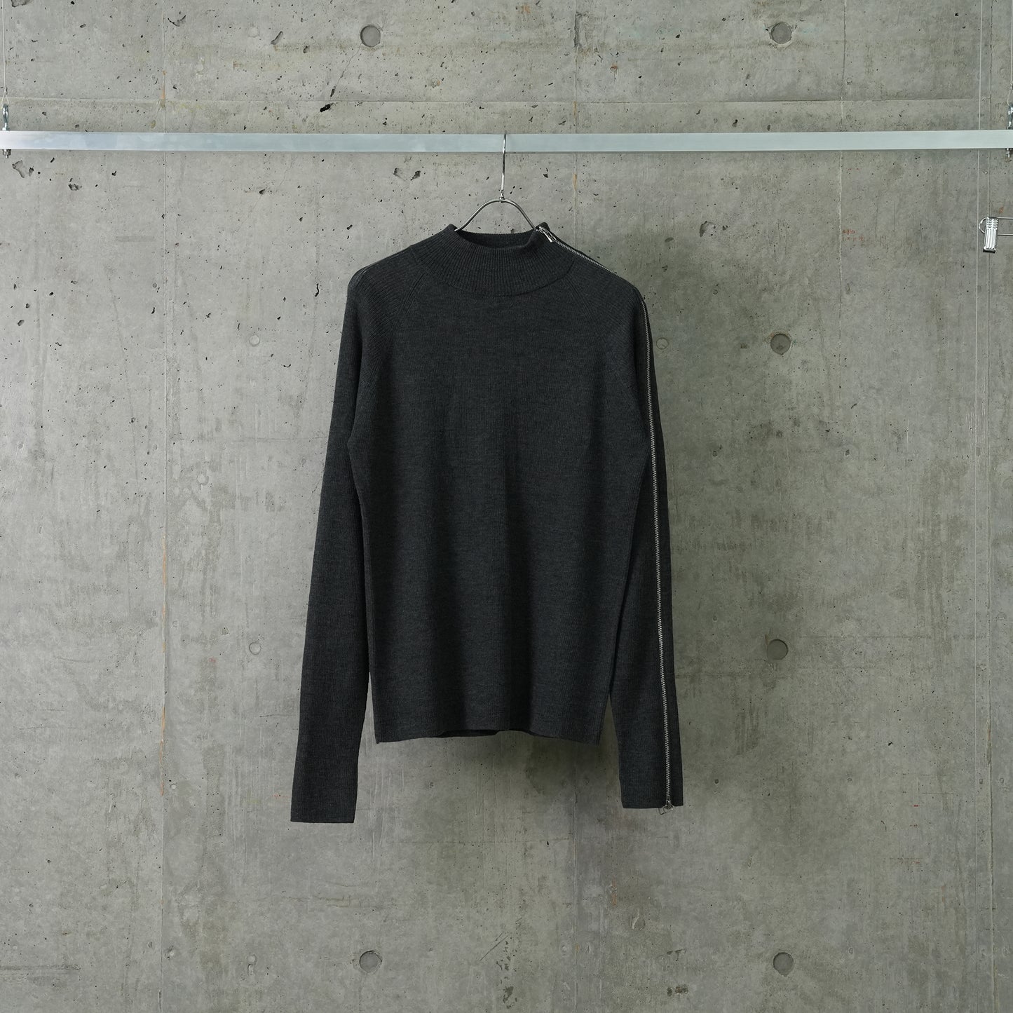 ZIPPED SLEEVE MOCK NECK SWEATER / GREY