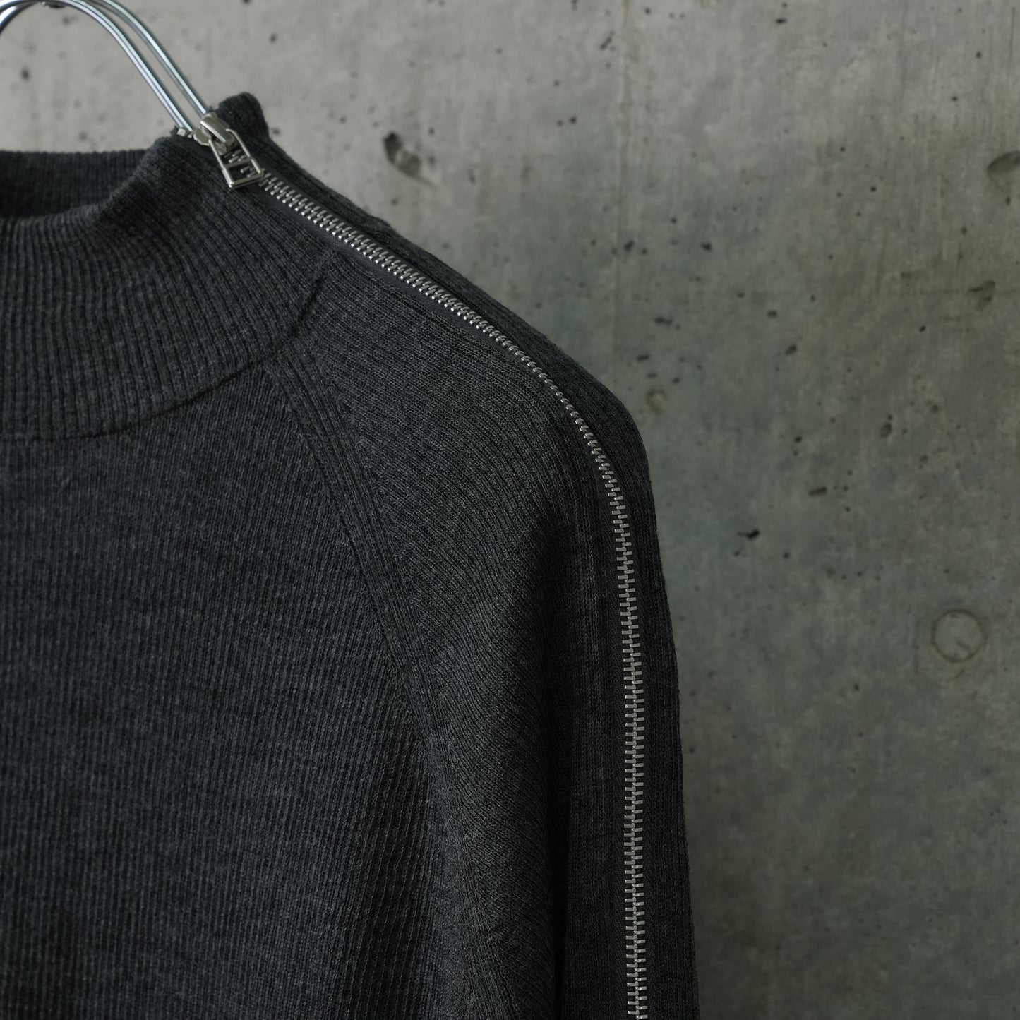 ZIPPED SLEEVE MOCK NECK SWEATER / GREY