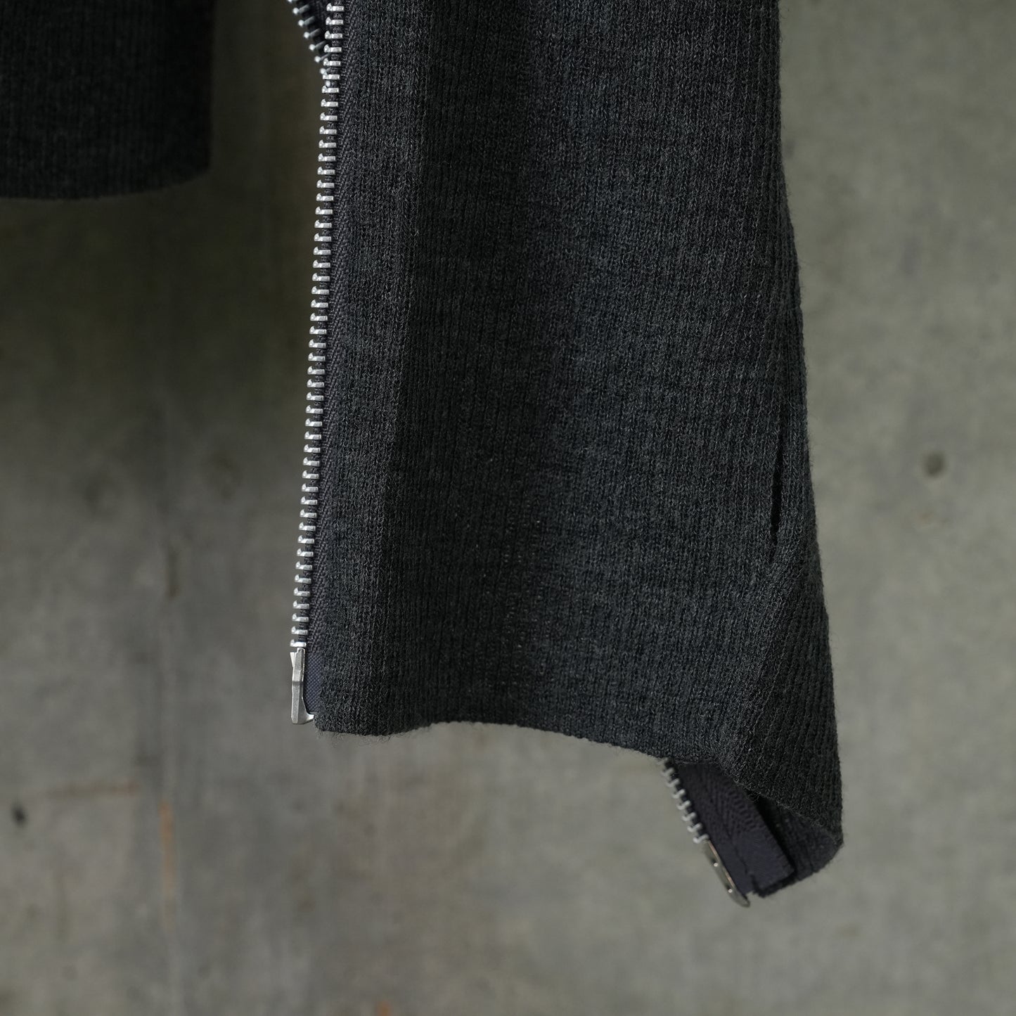 ZIPPED SLEEVE MOCK NECK SWEATER / GREY