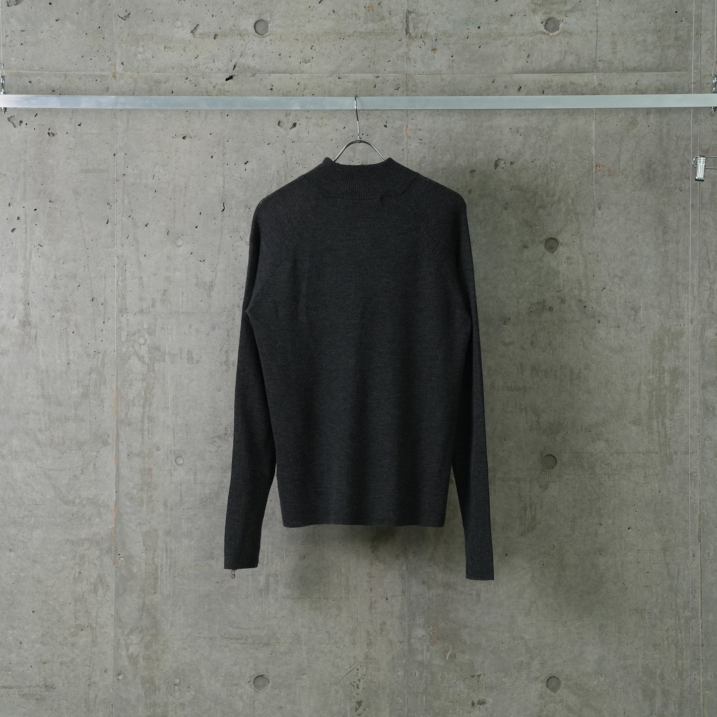 ZIPPED SLEEVE MOCK NECK SWEATER / GREY